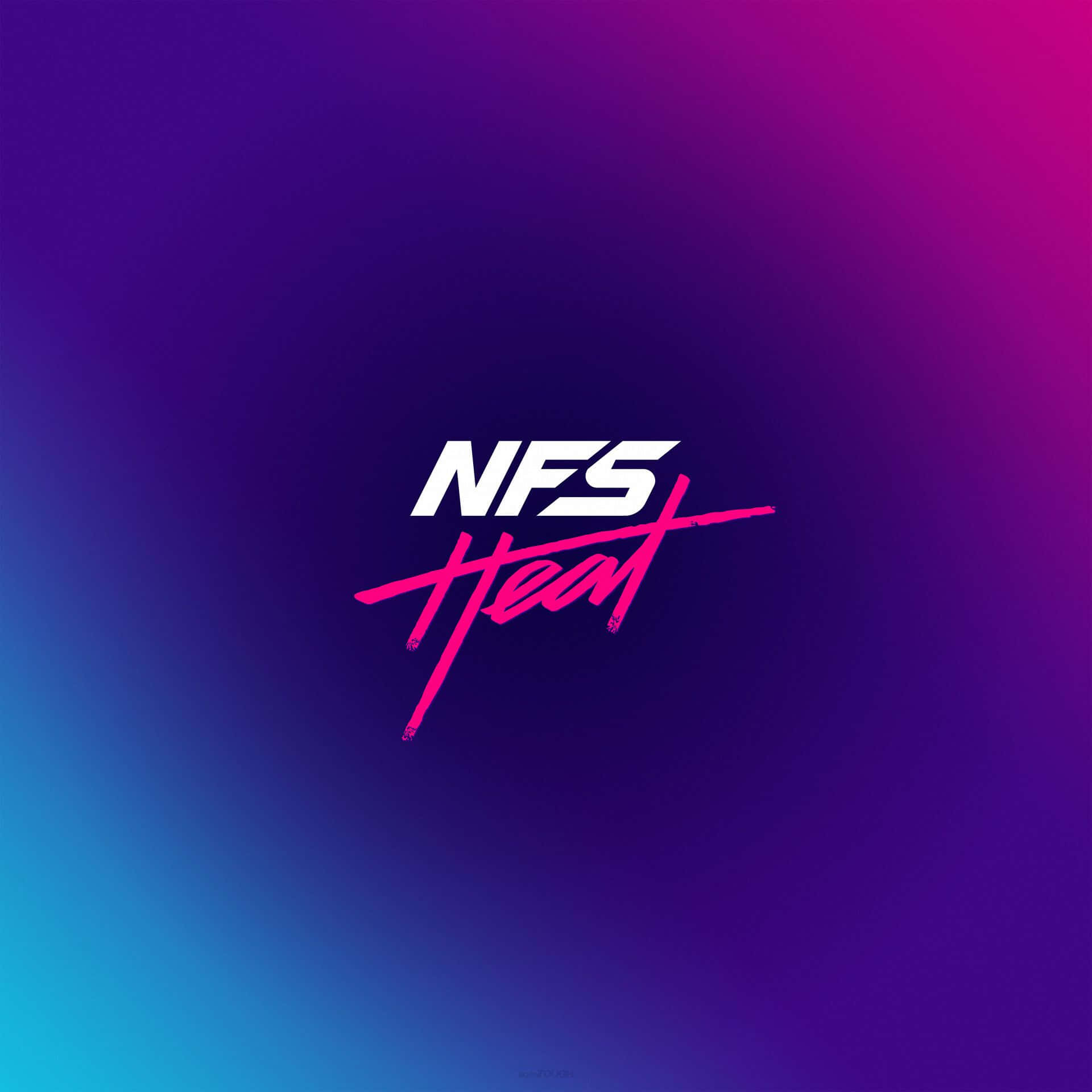 《Need For Speed Heat》賽車背景：天藍色調 壁紙 — 充滿活力的漸變背景，中央放置了粗體白色和粉紅色的 NFS Heat 標誌，背景由藍色漸變至洋紅色。