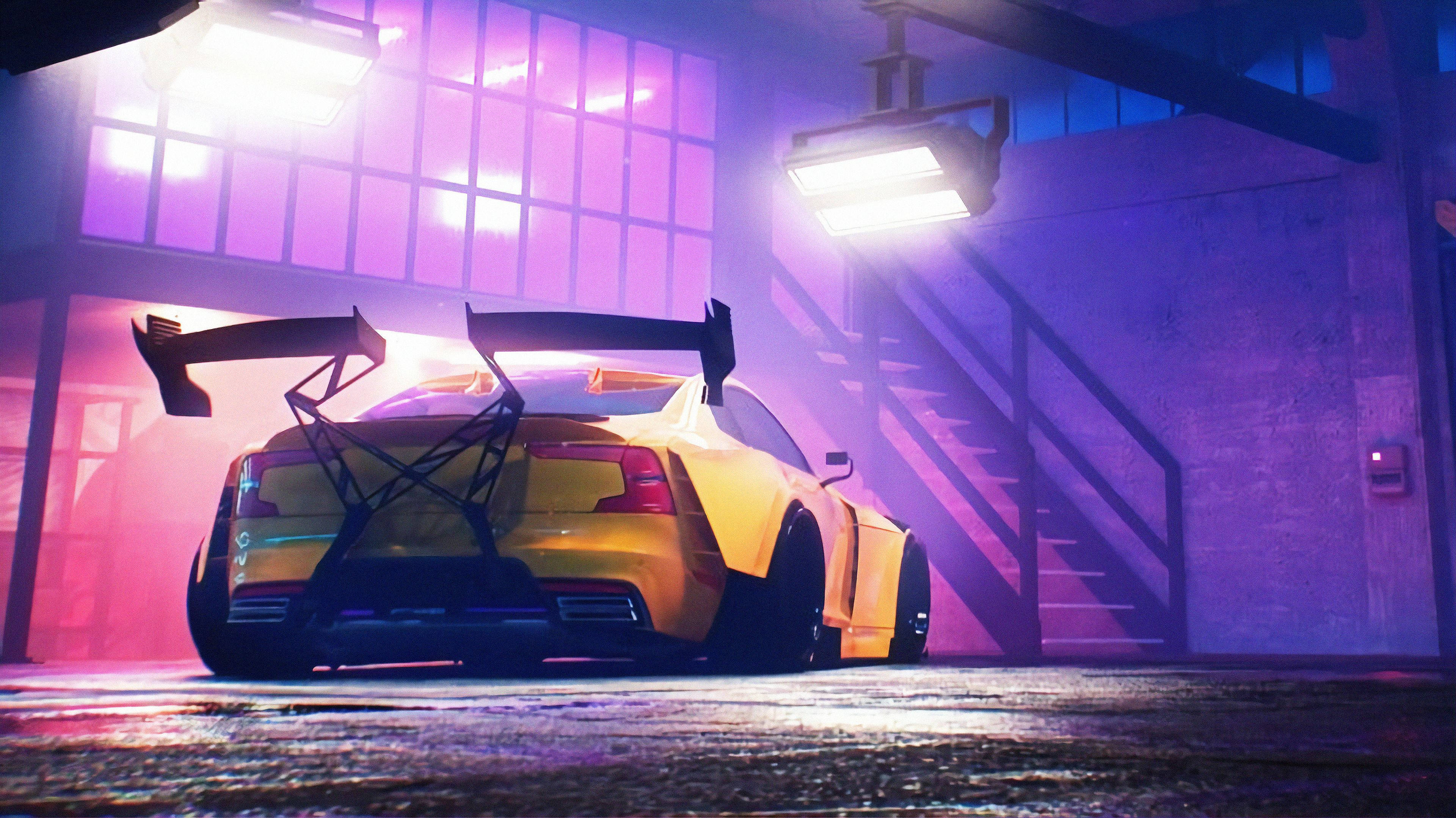 《Need for Speed Heat》炫目黃色跑車 壁紙 — 一輛發光的黃色跑車帶有巨大的後擾流板，停放在霧氣瀰漫的工業車庫中，霓虹燈下。