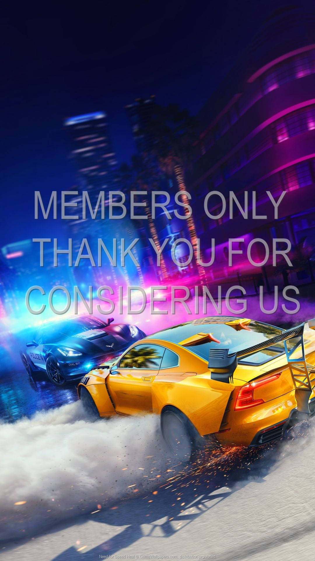 《Need For Speed Heat》賽車撞擊瞬間 壁紙 — 一輛黃色跑車在夜晚霓虹燈閃爍的城市街道上飄移，揚起煙霧和火花，後面有一輛警車在追趕。