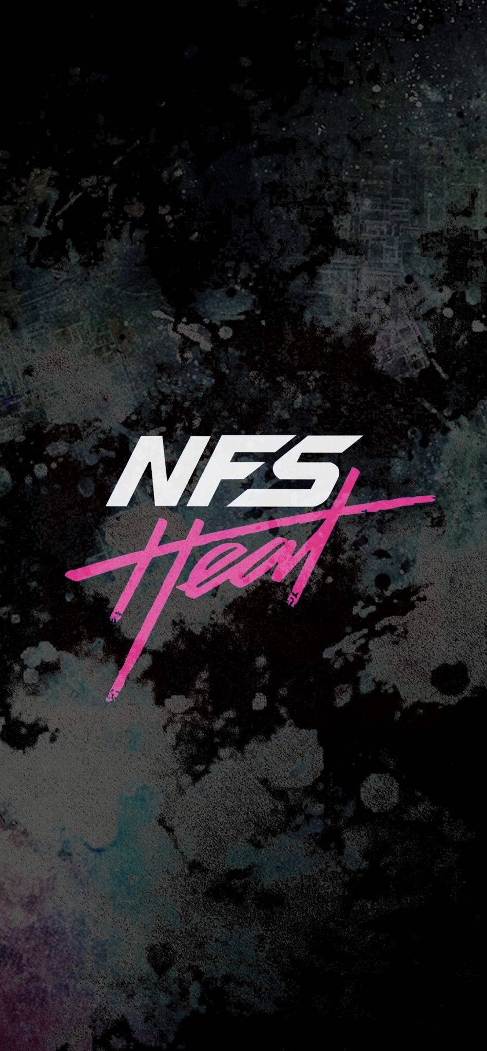 《Need for Speed Heat》黑色海報 壁紙 — 大膽嘅NFS Heat標誌，以白色同粉紅色塗鴉風格呈現，背景係深色有紋理嘅grunge背景。