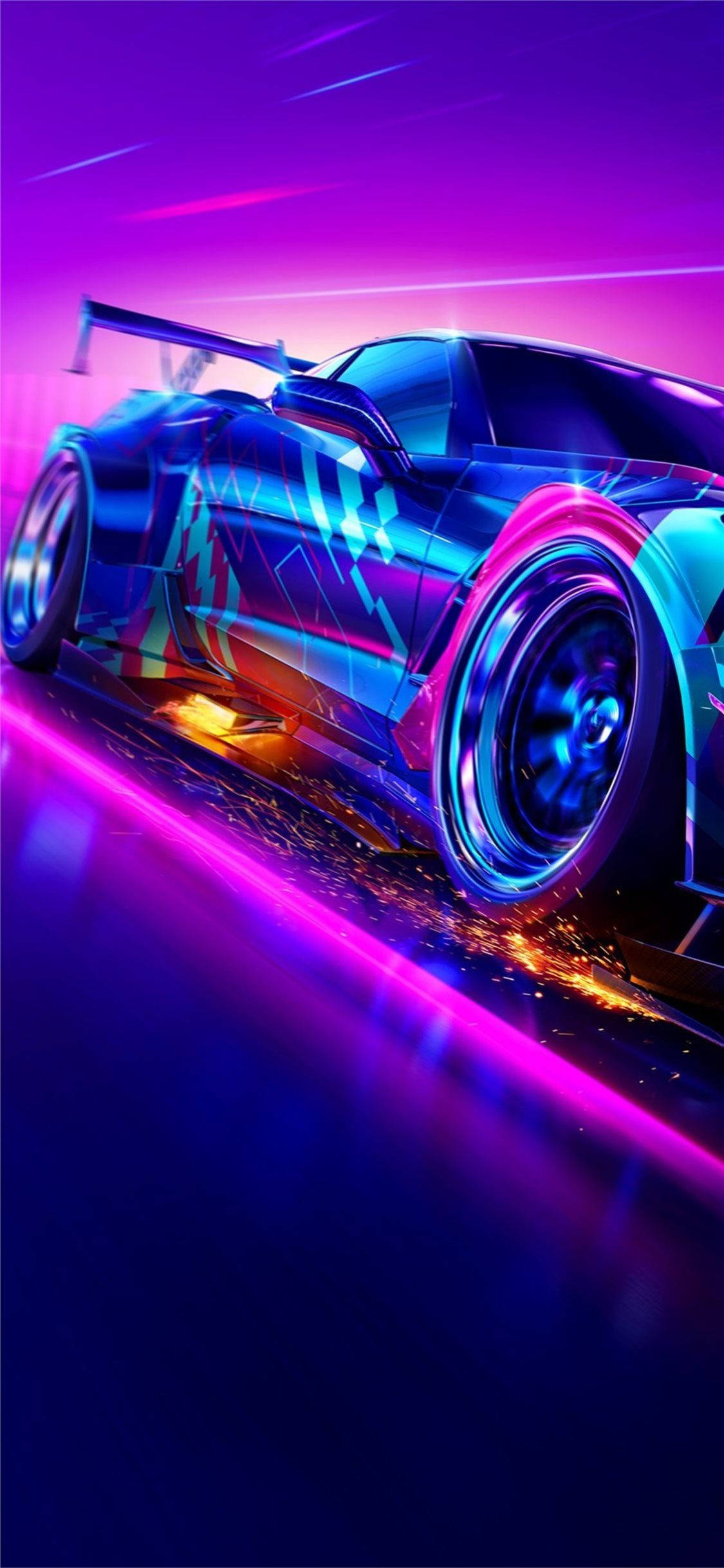 《Need For Speed Heat》沉浸式賽車場景 壁紙 — 一輛帶有發光霓虹藍和紫色點綴的未來主義賽車在黑暗的賽道上飛馳，留下火花和光跡。