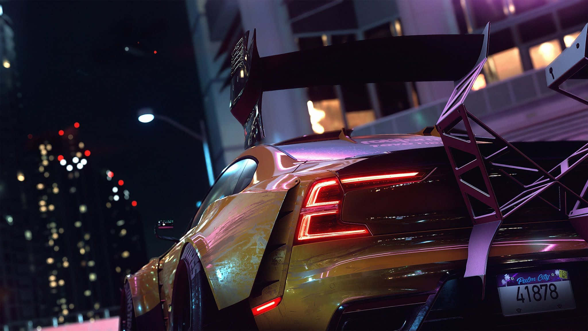 《Need For Speed Heat》棕色跑車背景 壁紙 — 一輛金色賽車在夜晚停泊於霓虹閃爍的摩天大樓城市景觀中，紅色尾燈發光。