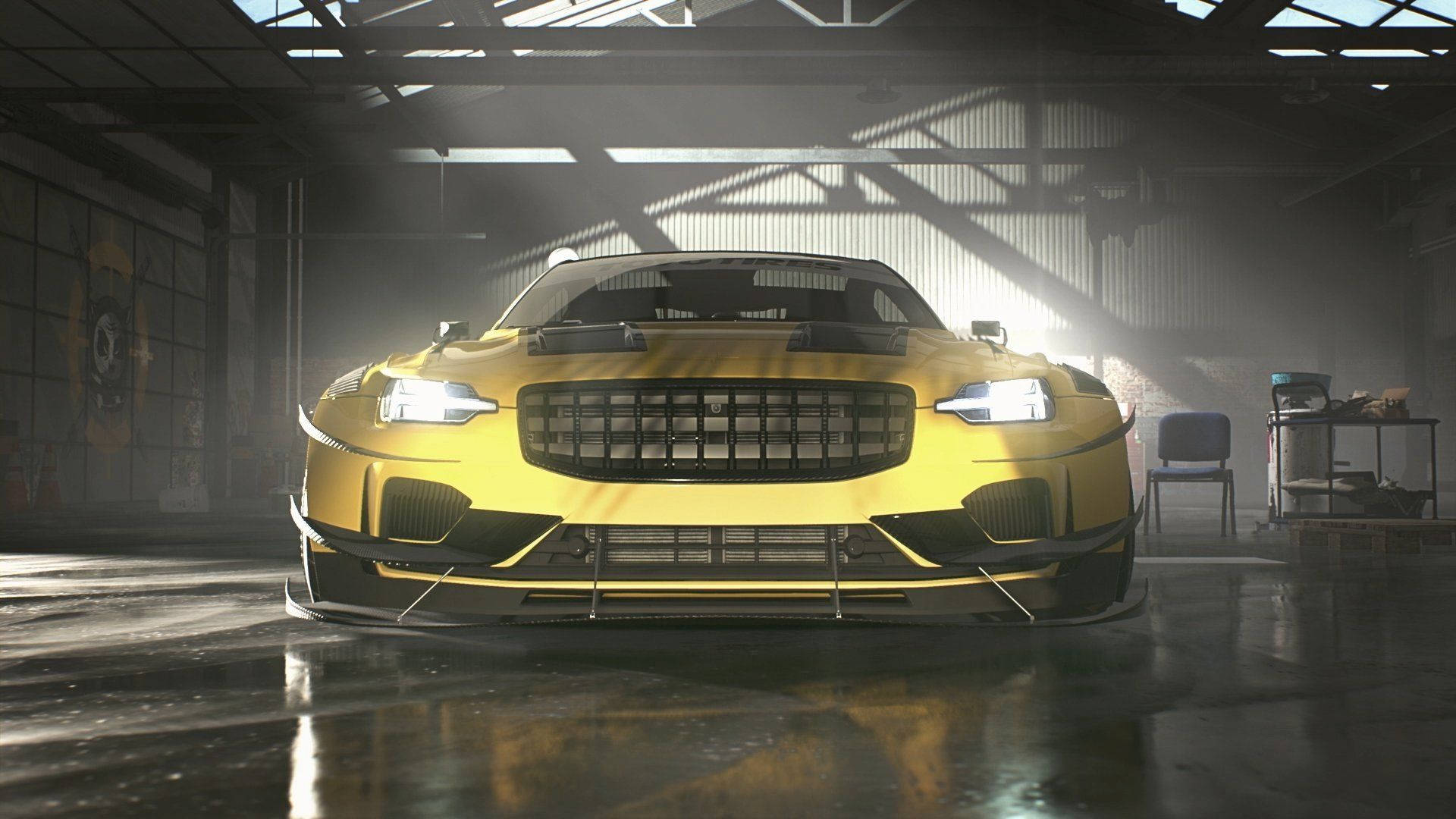 《Need For Speed Heat》客製化金屬賽車 壁紙 — 一輛閃亮的黃色賽車，帶有發光的車頭燈，戲劇性地停放在一個灰塵滿佈的工業車庫中，沐浴在陽光光束下。