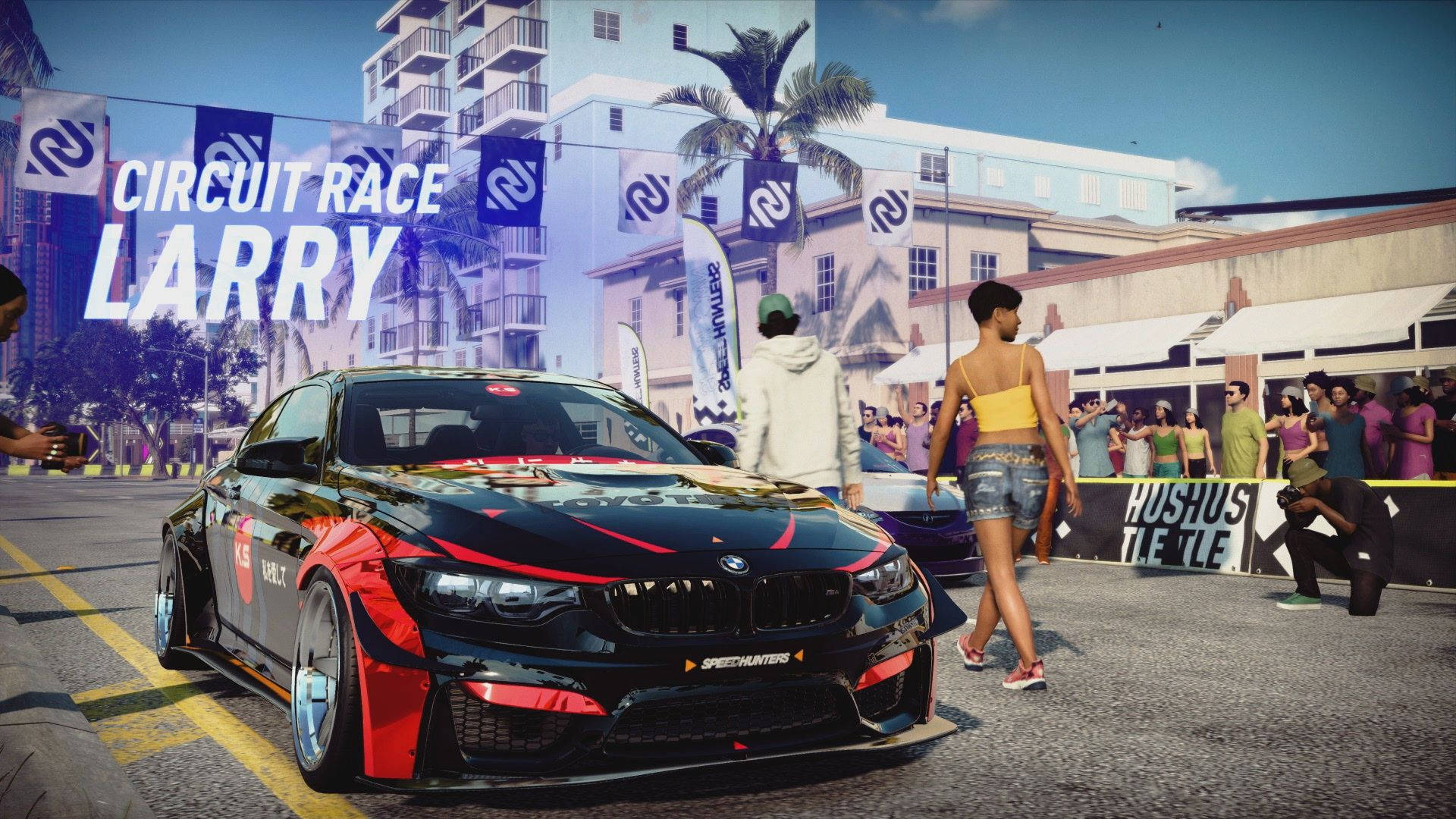 《Need for Speed Heat》賽道競速 壁紙 — 一輛帶有「Circuit Race Larry」標誌的黑色和紅色賽車停在陽光明媚的街道上，行人走過棕櫚樹和建築物。