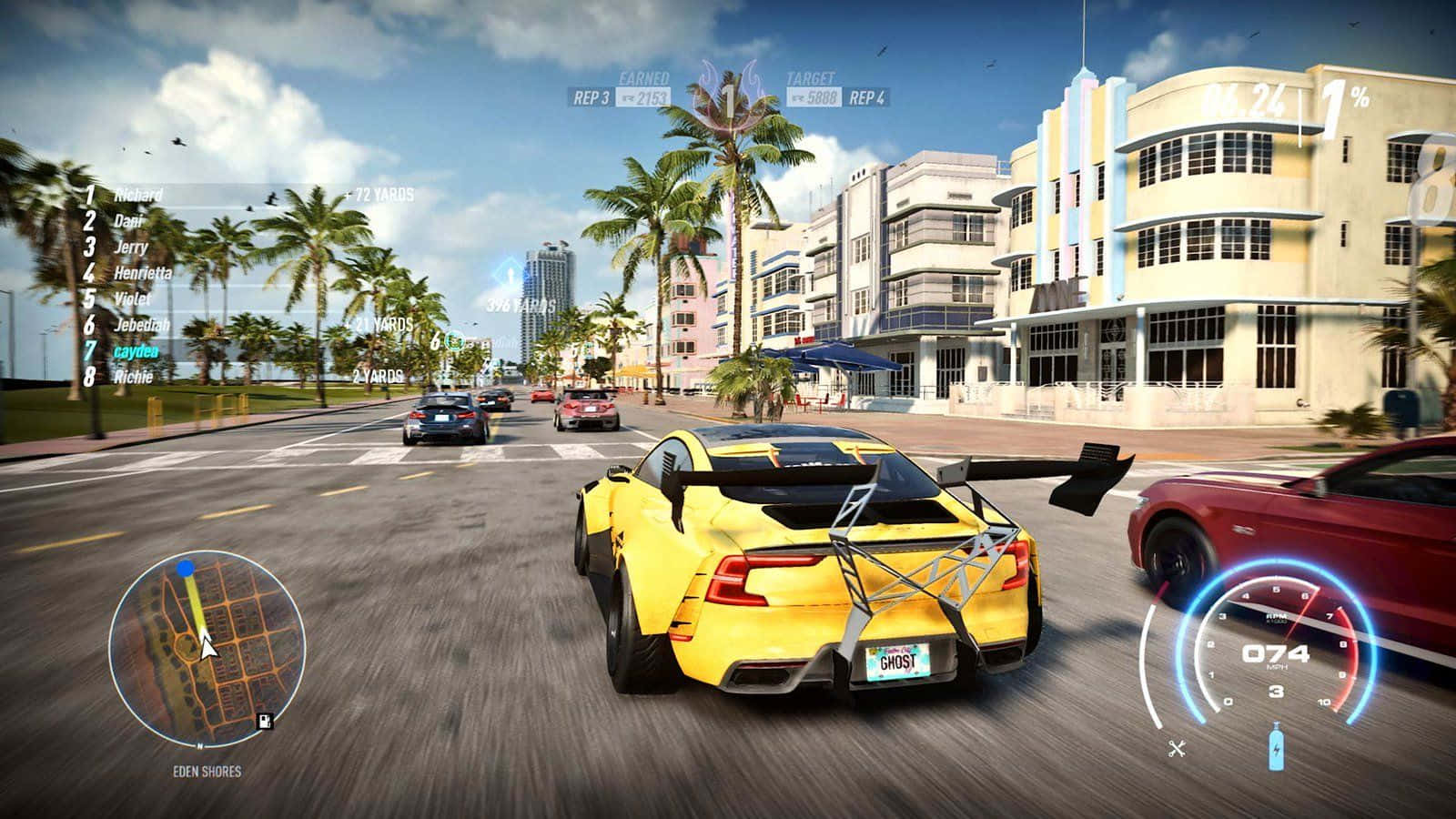 《Need For Speed Heat》賽車背景：夜色中的腎上腺素狂潮 壁紙 — 一輛黃色賽車在棕櫚樹成蔭的邁阿密街道上疾馳，背景是裝飾藝術風格的建築和遊戲UI疊加層。