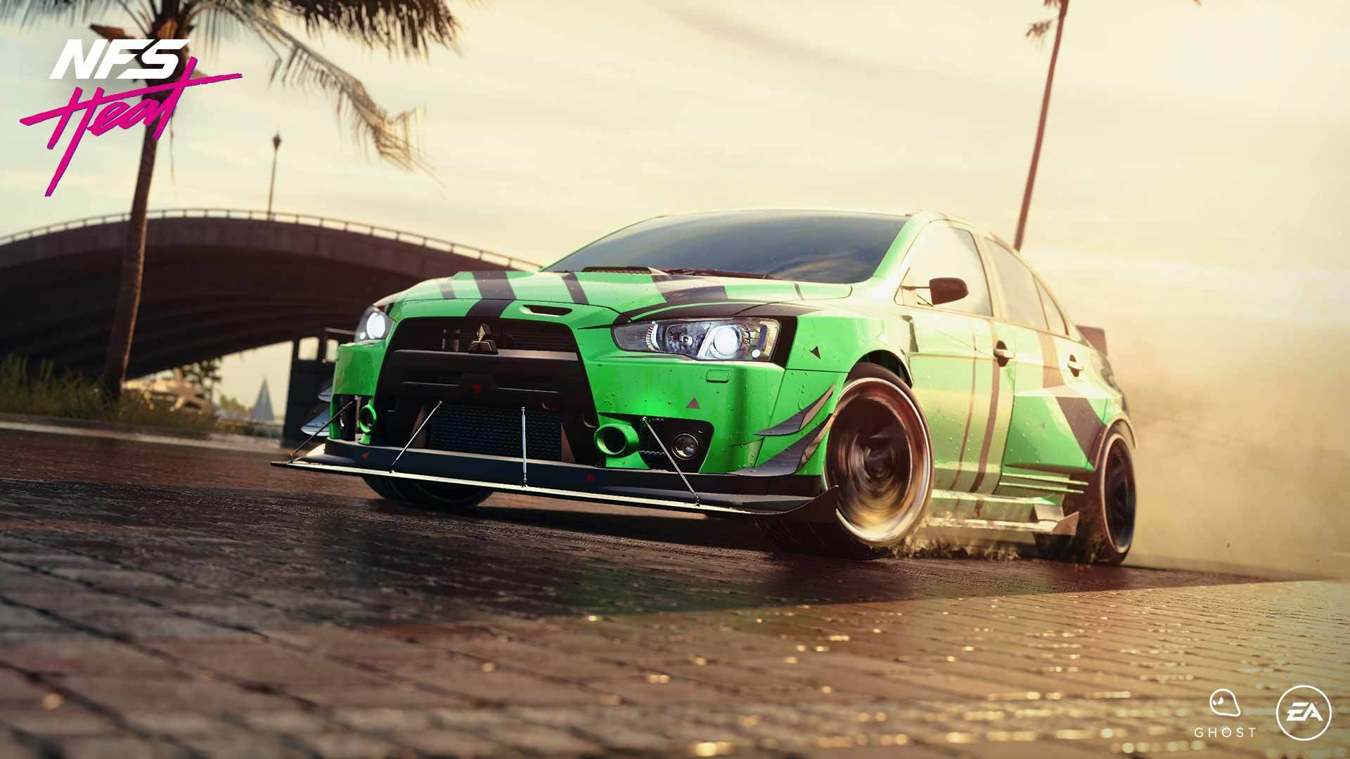 《Need for Speed Heat》綠色賽車 壁紙 — 一輛帶有黑色條紋的鮮綠色飄移車在棕櫚樹和金色日落光線下的橋底濕磚路上飛馳。