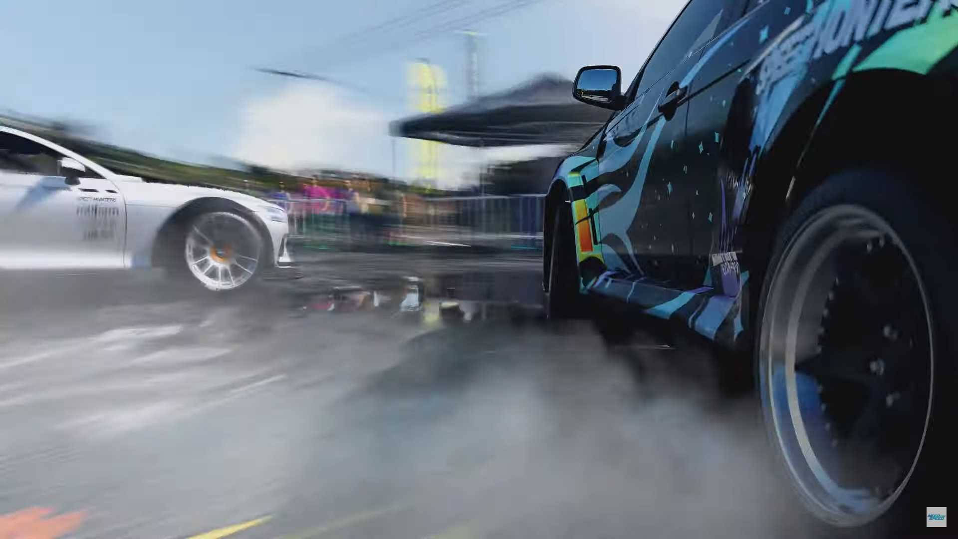《Need For Speed Heat》圖形藝術 壁紙 — 兩輛飄移車在潮濕賽道上並排競速，高速特技中揚起煙霧和水花。