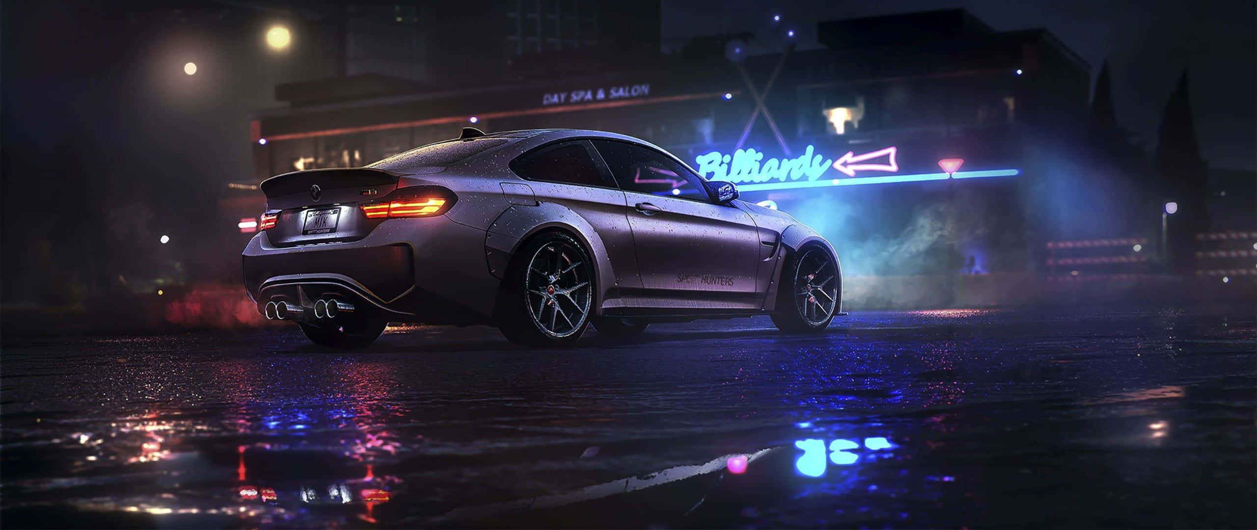 《Need For Speed Heat》賽車背景：霓虹燈光 壁紙 — 一輛時尚的銀色跑車在雨濕的霓虹燈街道上滑行，反射著廣告牌上鮮豔的藍色和紅色燈光。