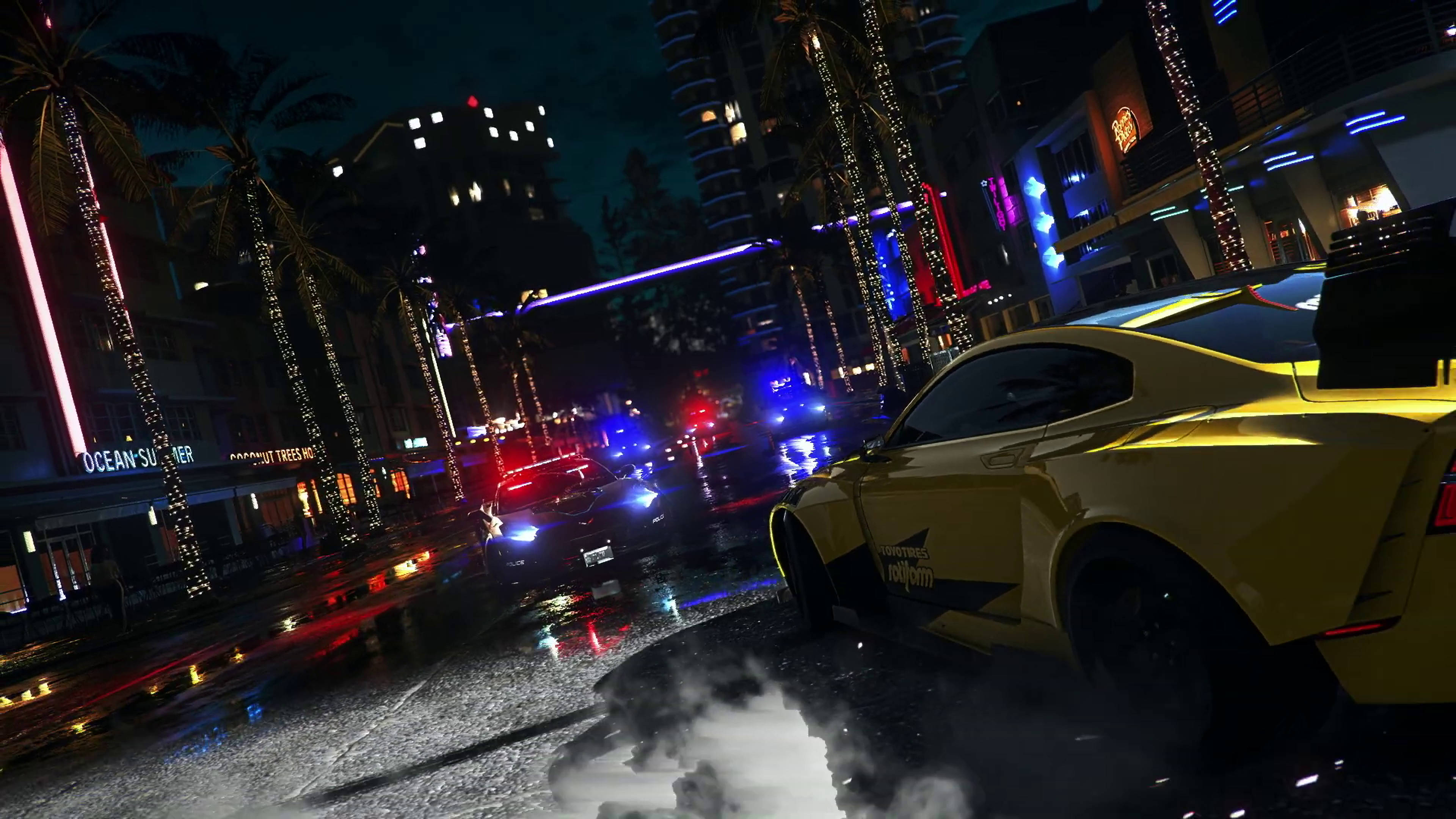 《Need for Speed Heat》夜間高強度賽車 壁紙 — 一輛黃色跑車在雨濕的霓虹燈城市街道上夜間飄移，背景有警燈閃爍。