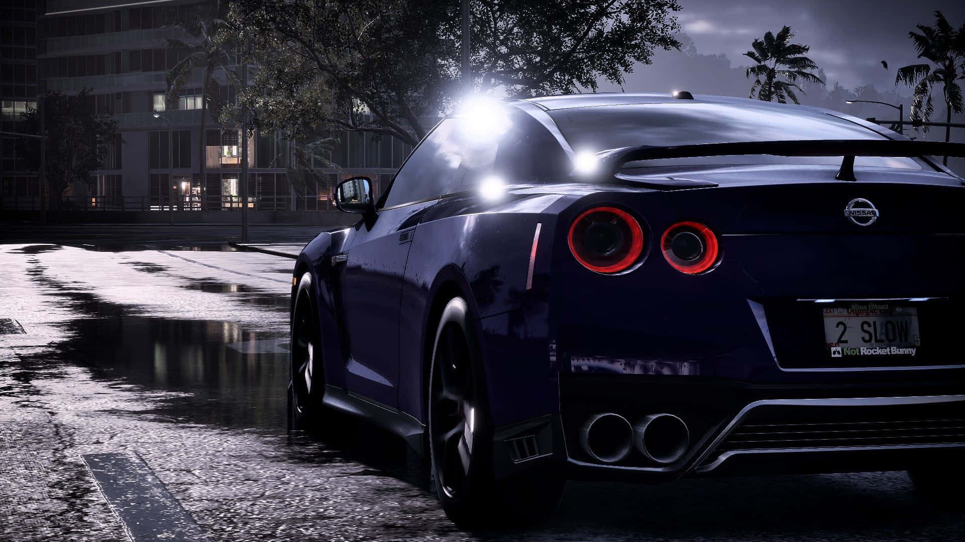 《Need For Speed Heat》1920x1080高畫質競速背景 壁紙 — 一輛時尚的深藍色日產GT-R停在夜晚潮濕的城市街道上，紅色尾燈閃爍，在雨水浸濕的路面上反射出光芒。