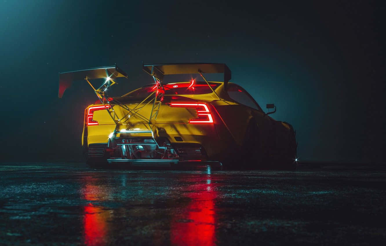 《Need For Speed Heat》賽車背景：紅色燈光 壁紙 — 一輛黃色賽車帶有發光的紅色尾燈，在反射霓虹燈的潮濕夜路上飄移。