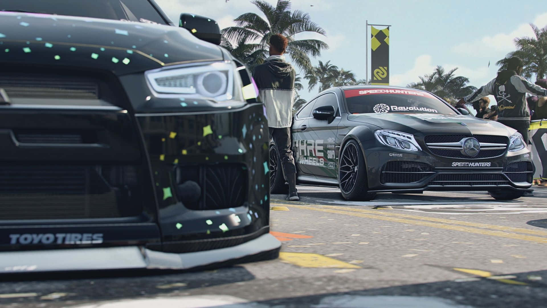 《Need For Speed Heat》賽車背景：黑灰配色 壁紙 — 兩輛時尚黑色賽車帶有發光貼紙，停泊在熱帶賽道上，背景有棕櫚樹，陽光普照。