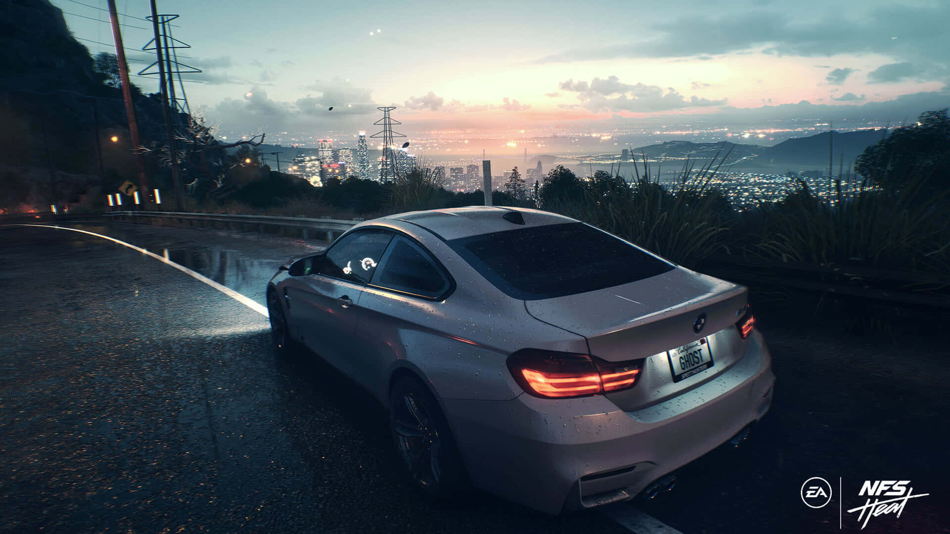 《Need For Speed Heat》中的白色BMW M3 壁紙 — 一輛銀色跑車在黃昏時停泊在濕滑的山路上，俯瞰著閃爍的城市景觀。