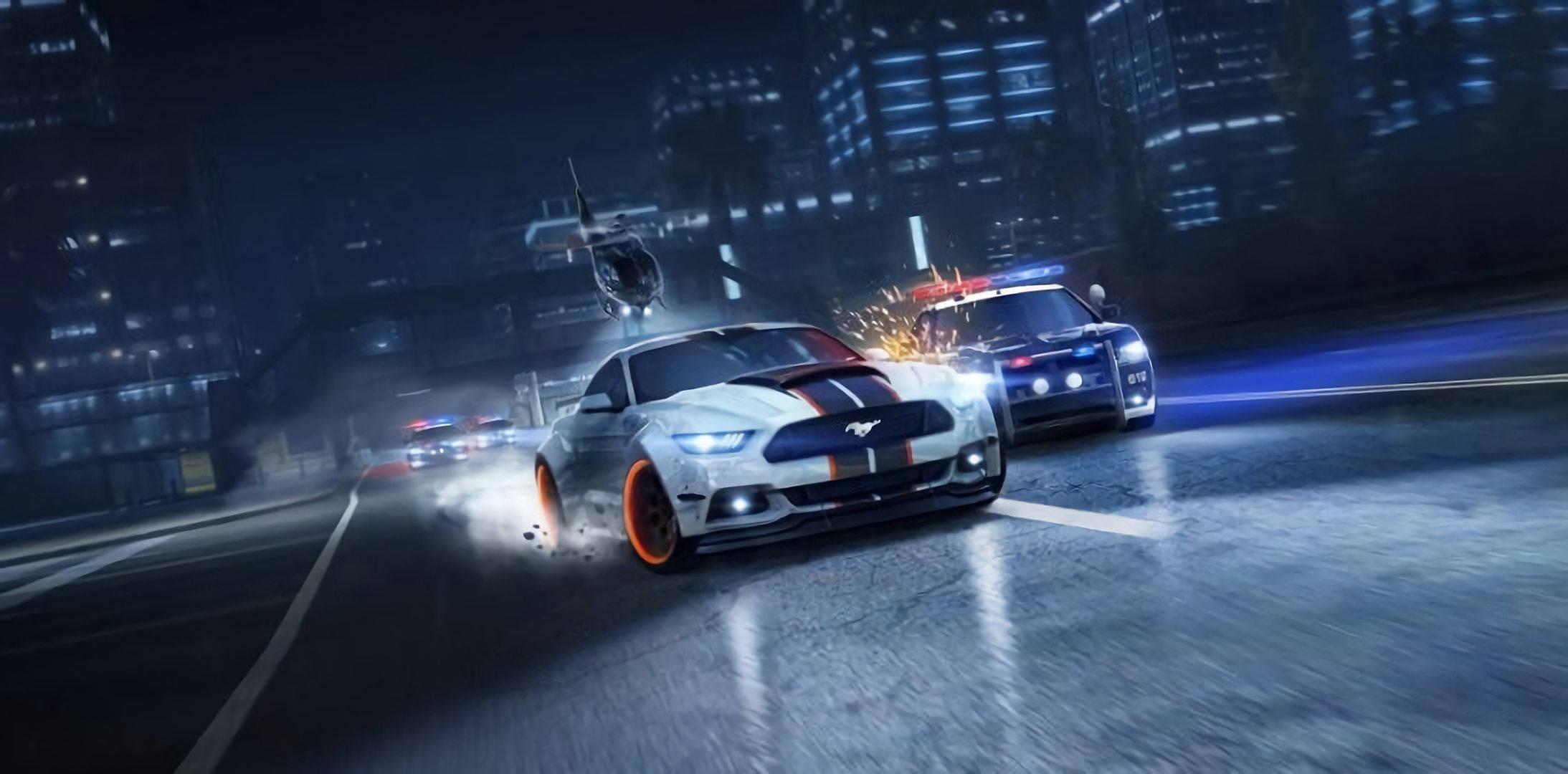 《Need for Speed Heat》夜間賽車實況 壁紙 — 一輛白色野馬跑車配橙色輪圈，在夜間濕滑的市區街道上飛馳，躲避警車，火花四濺。