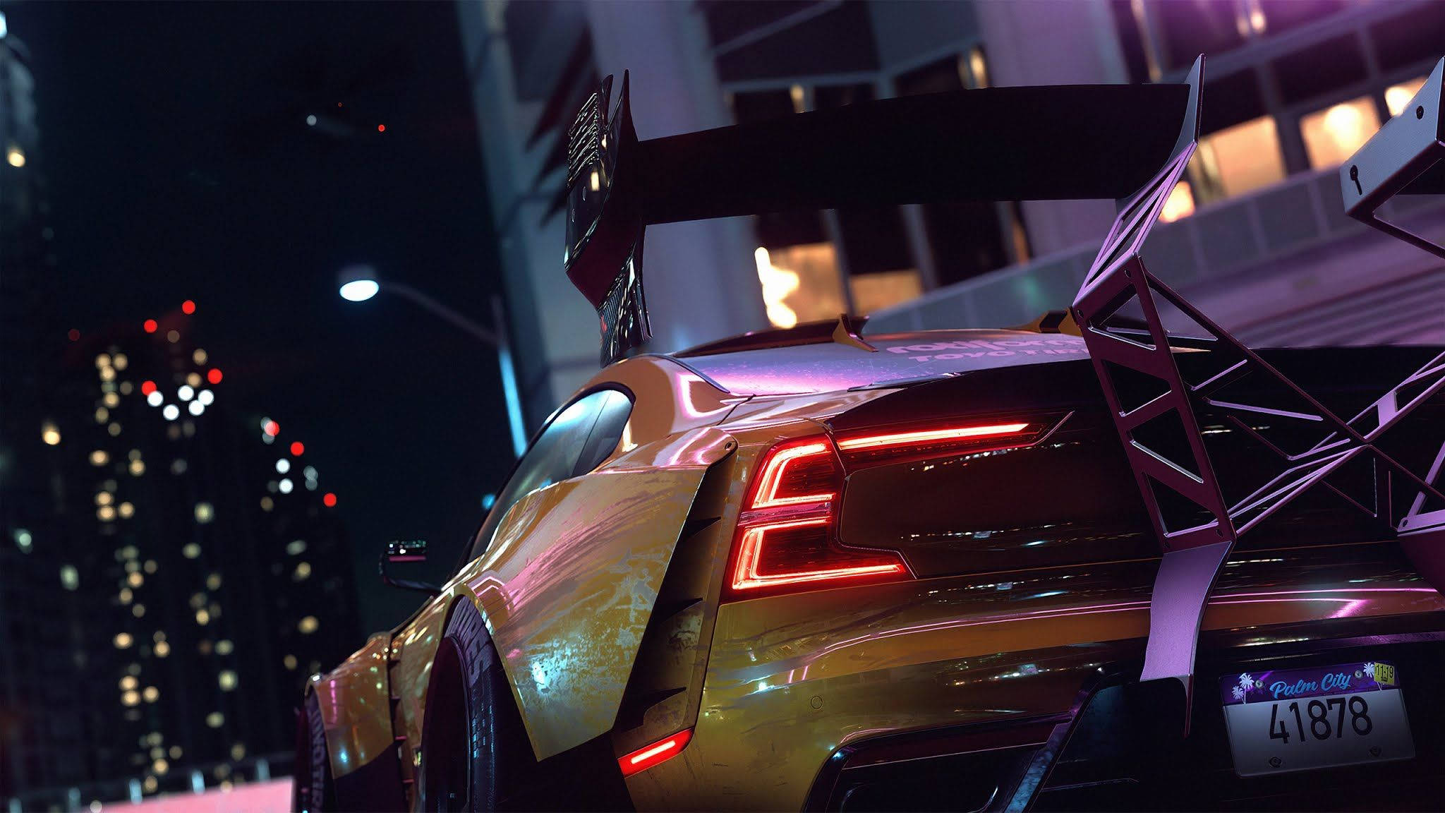 《Need for Speed Heat》特寫鏡頭 壁紙 — 一輛金色賽車在夜晚停泊於霓虹燈閃爍、高樓林立的城市景觀中，紅色尾燈發出光芒。
