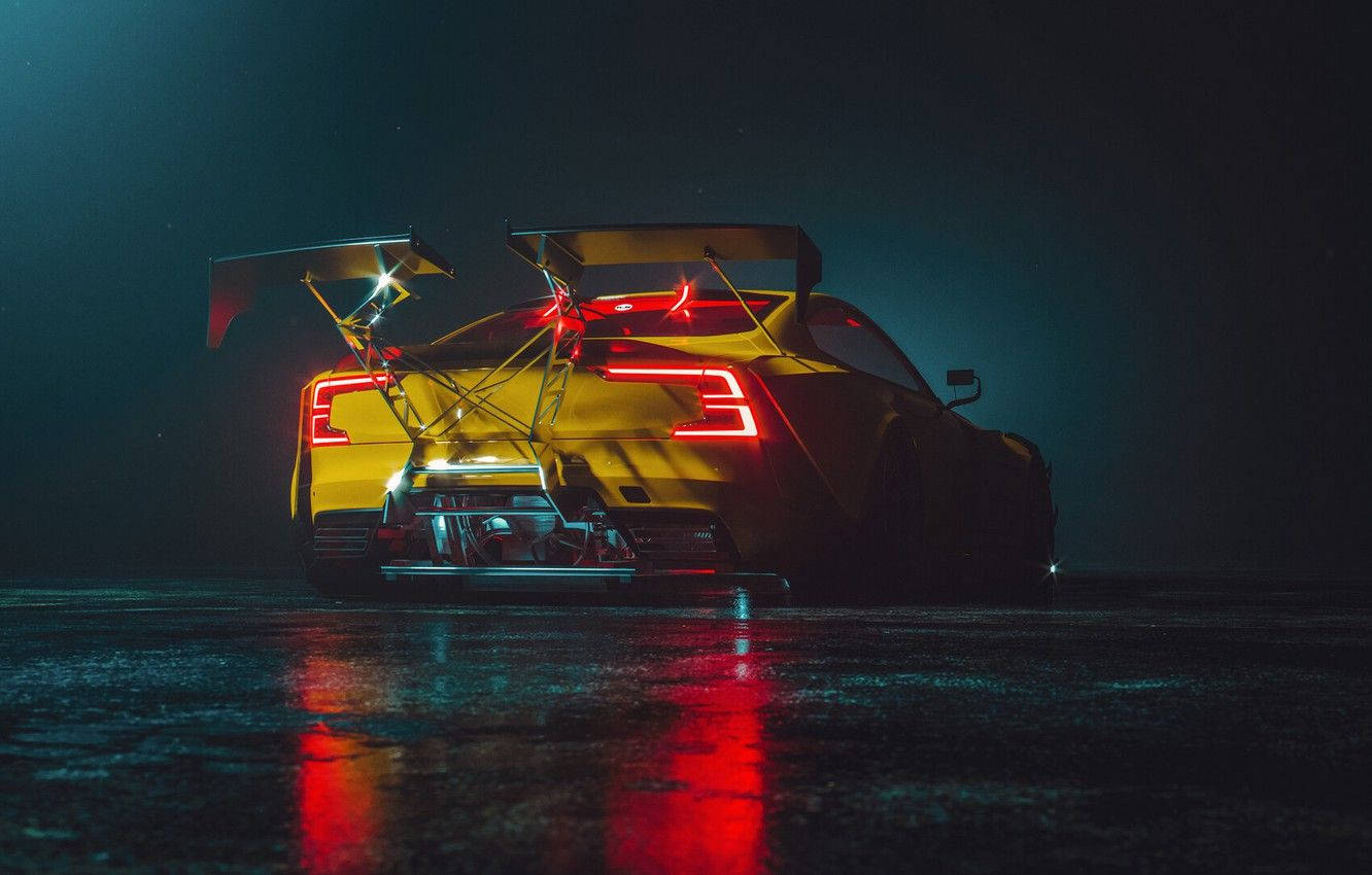 《Need for Speed Heat》車尾視角 壁紙 — 一架黃色賽車在漆黑的夜空下停在濕滑的道路上，紅色尾燈閃爍，倒影在路面上閃耀。