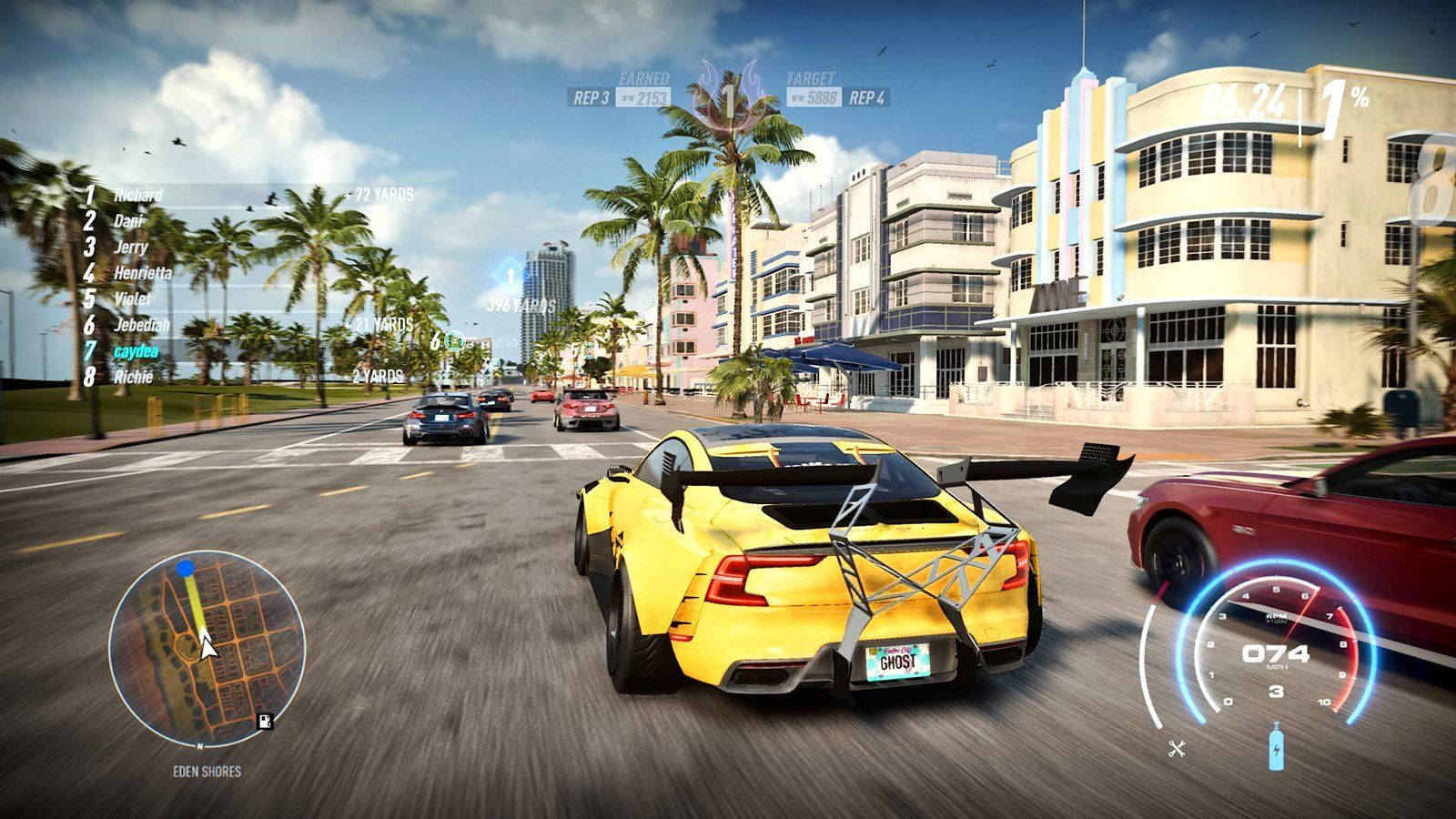 《Need for Speed Heat》遊戲畫面 壁紙 — 一輛黃色賽車在邁阿密棕櫚樹成蔭的街道上飛馳，街道上有裝飾藝術風格的建築和遊戲 UI 疊加層。