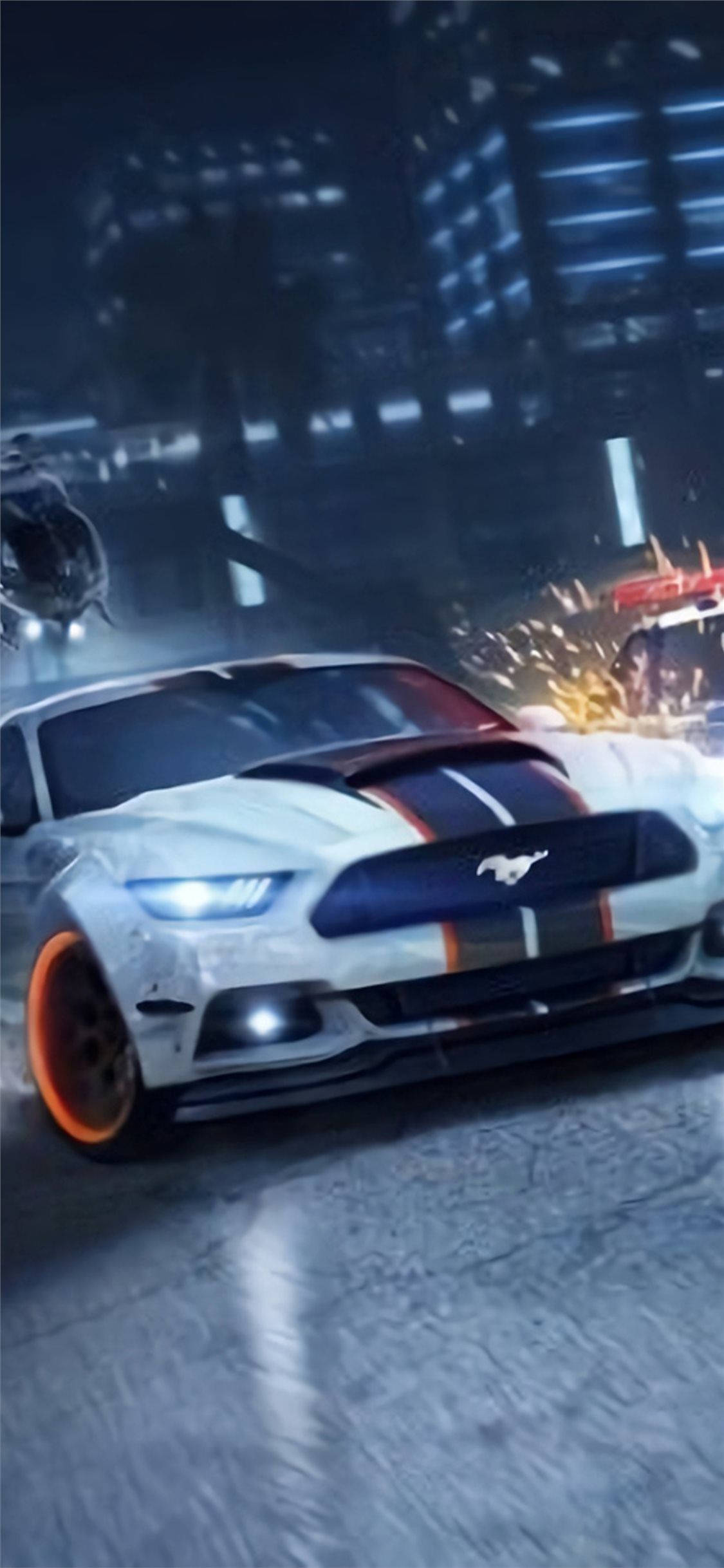 《Need For Speed Heat》賽車前視圖 壁紙 — 一輛白色福特野馬配橙色輪圈，在雨夜霓虹燈閃爍的城市街道上疾馳，火花四濺。
