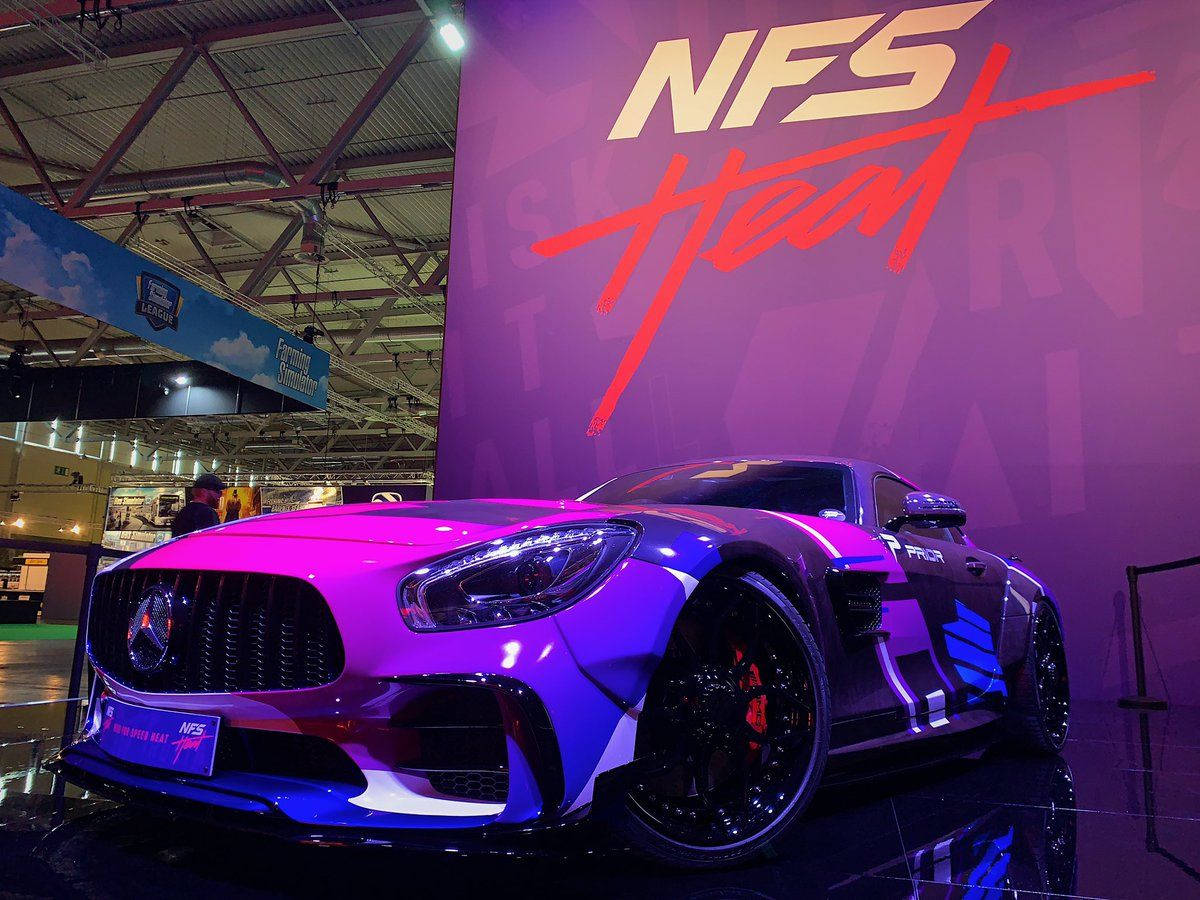 《Need For Speed Heat》賽車展示 壁紙 — 一輛光澤的紫色 Mercedes-AMG GT S 賽車在 NFS Heat 宣傳活動中於霓虹燈下閃耀。