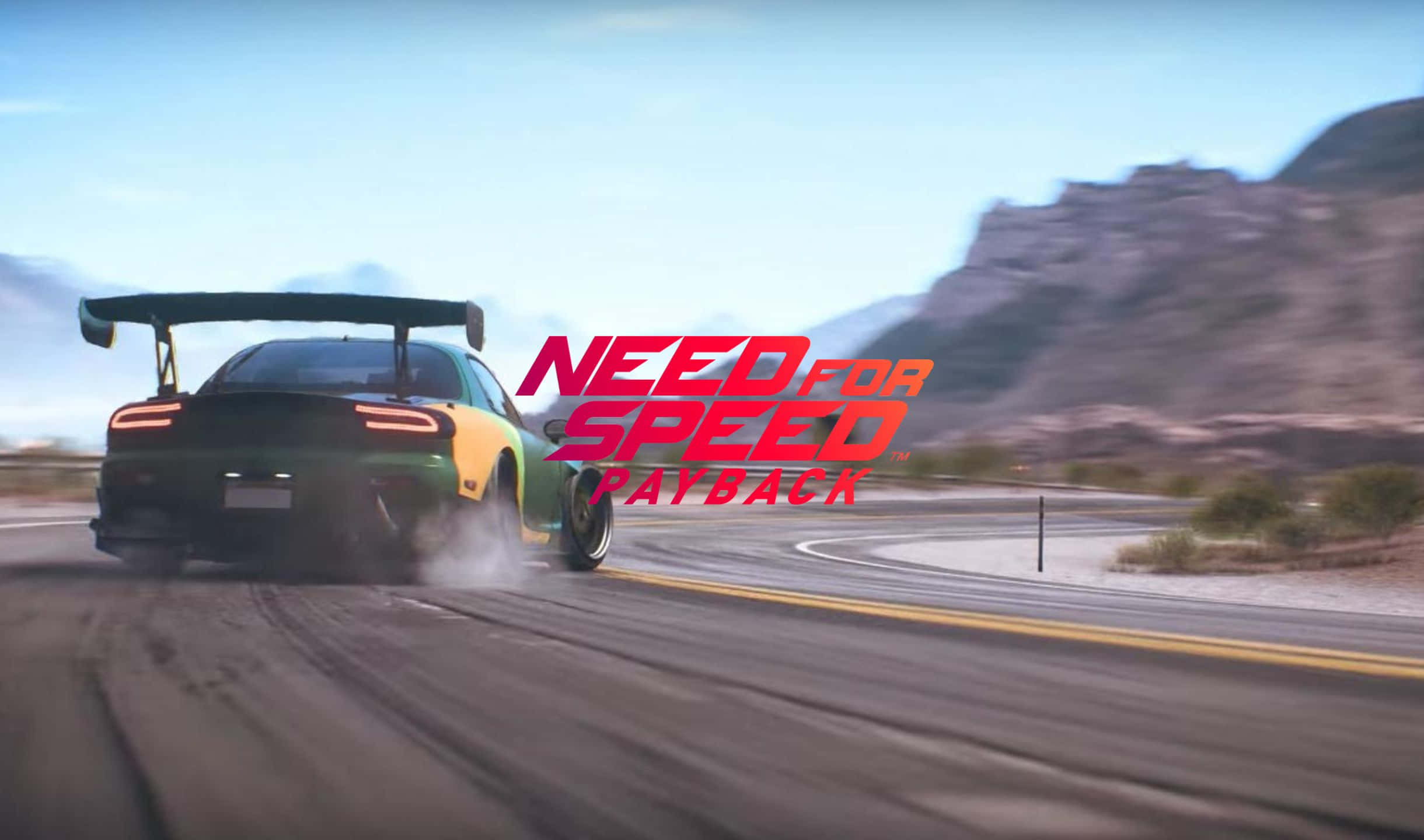 《Need For Speed Payback》遊戲的 2440x1440 解析度圖片 壁紙 — 一輛綠色和黃色的賽車在沙漠彎道漂移，輪胎冒煙，藍天白雲。