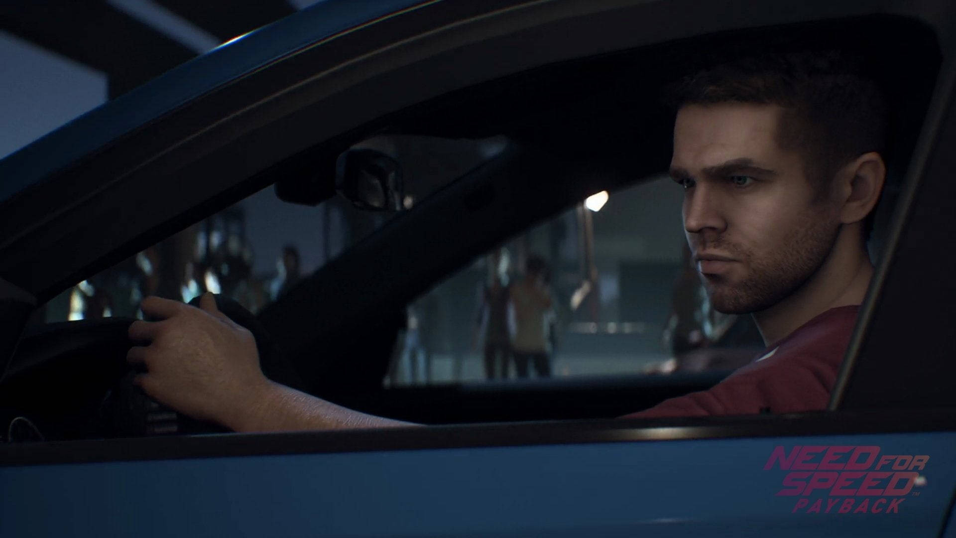 《Need for Speed Payback》泰勒·摩根 壁紙 — 一位專注的男司機在光線昏暗的城市車庫中握著一輛時尚藍色跑車的方向盤，背景有模糊的人物。