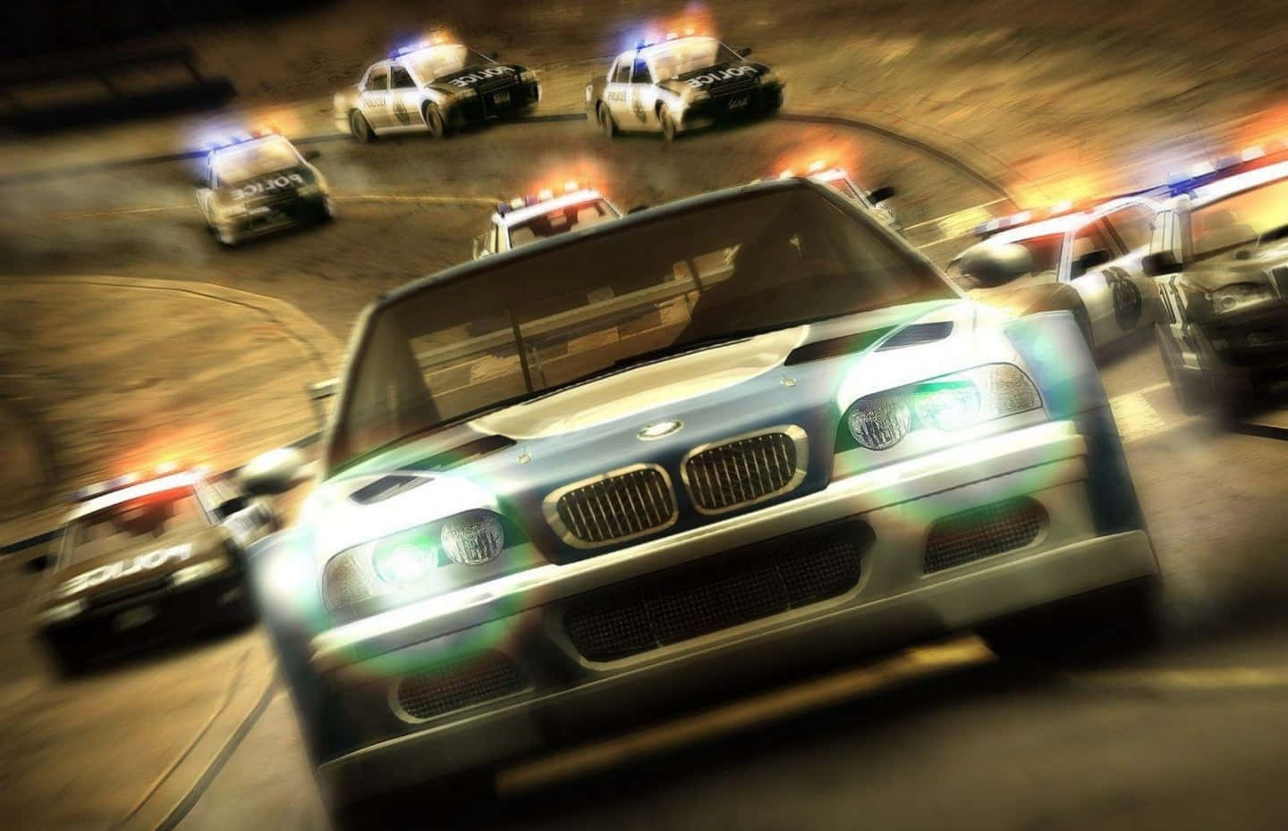 一輛藍色寶馬在夜間被警車追逐，疾馳穿過隧道。
