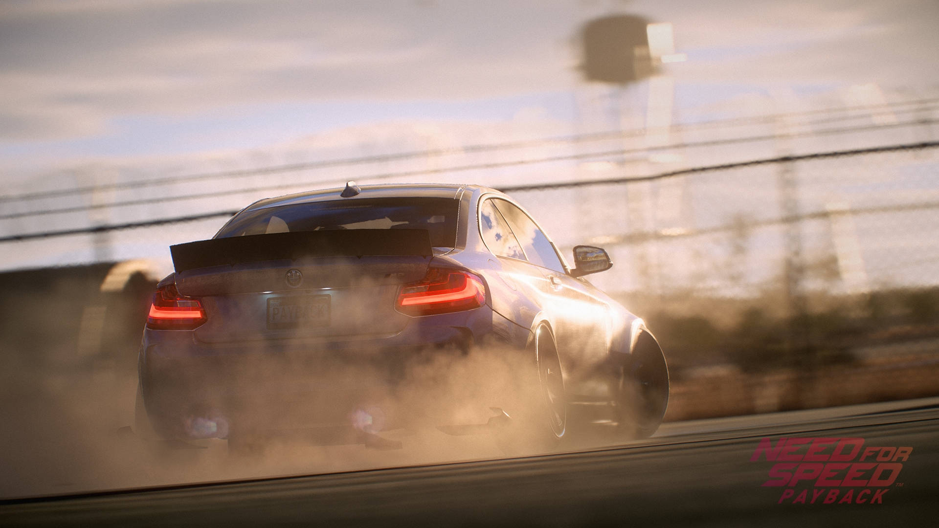 《Need For Speed Payback》BMW M2漂移 壁紙 — 一輛銀色跑車在塵土飛揚的賽道上激進地飄移，在朦朧的天空下揚起煙霧。