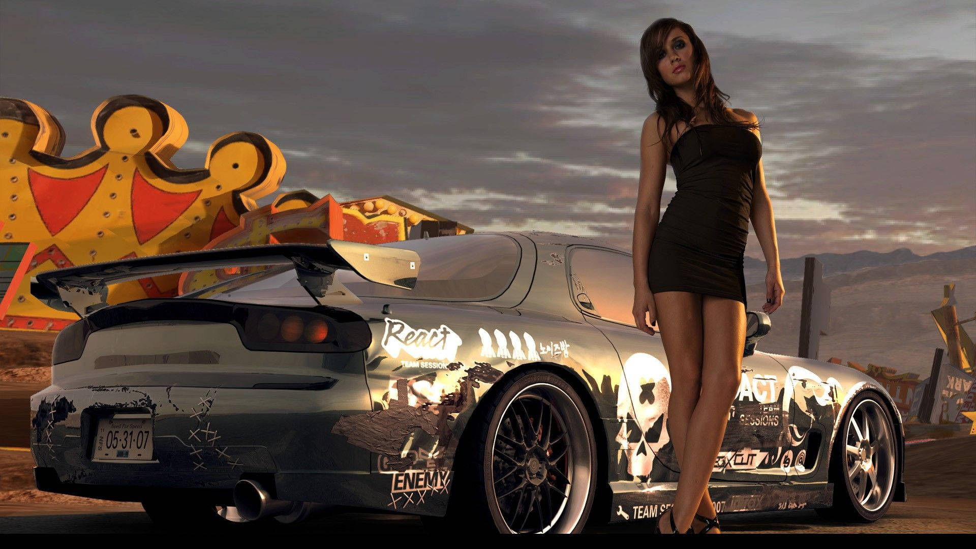 《Need For Speed Pro Street》馬自達RX-7 壁紙 — 一位身穿黑色連衣裙的女性站在一輛定制塗鴉跑車旁，背景是暮色天空，附近有一個色彩繽紛的路邊景點。