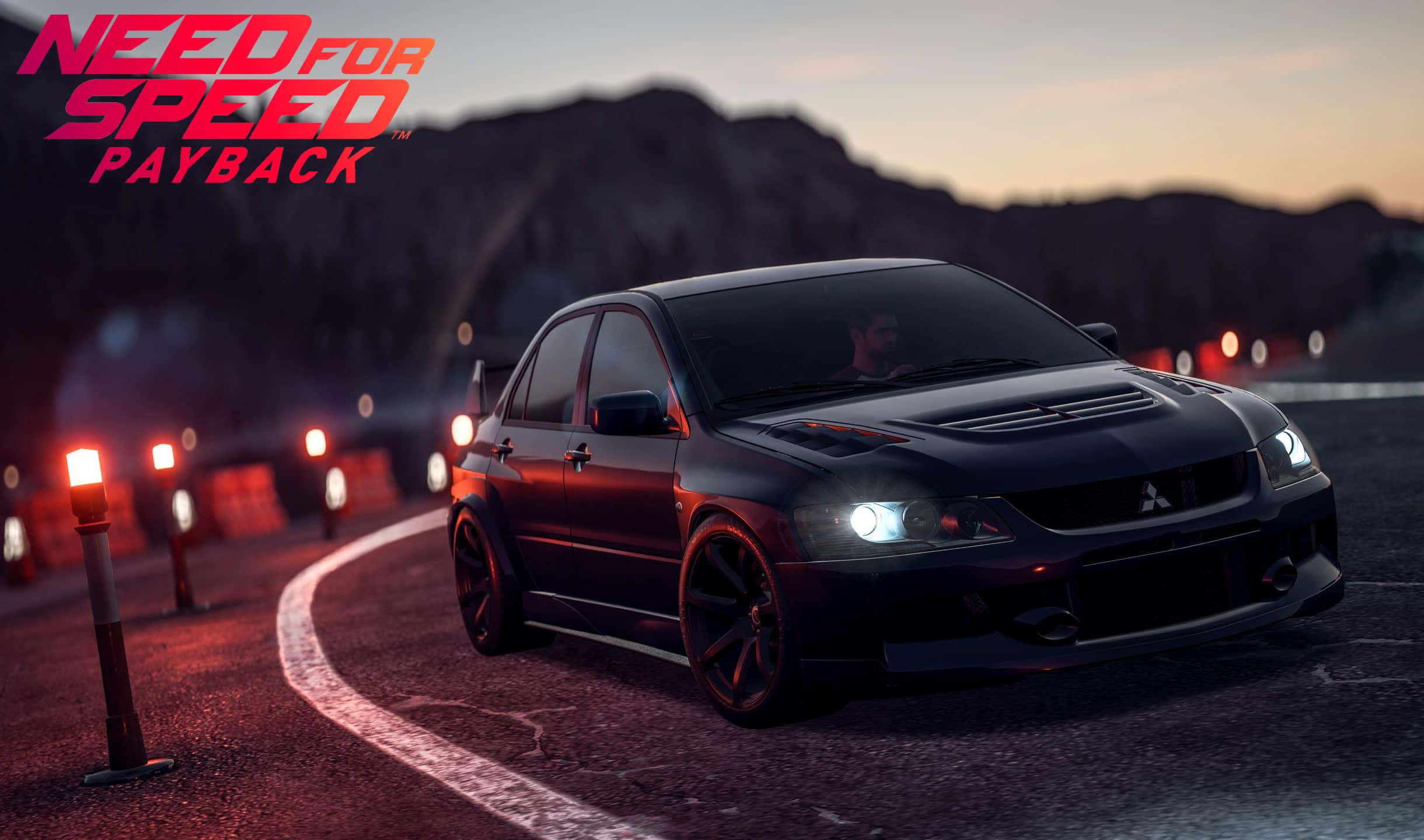 《Need For Speed Payback》夜間高強度賽車 壁紙 — 一輛黑色三菱Lancer Evolution在黃昏時分在蜿蜒的賽道上奔馳，賽道上有發光的紅色護欄和遠處的燈光。