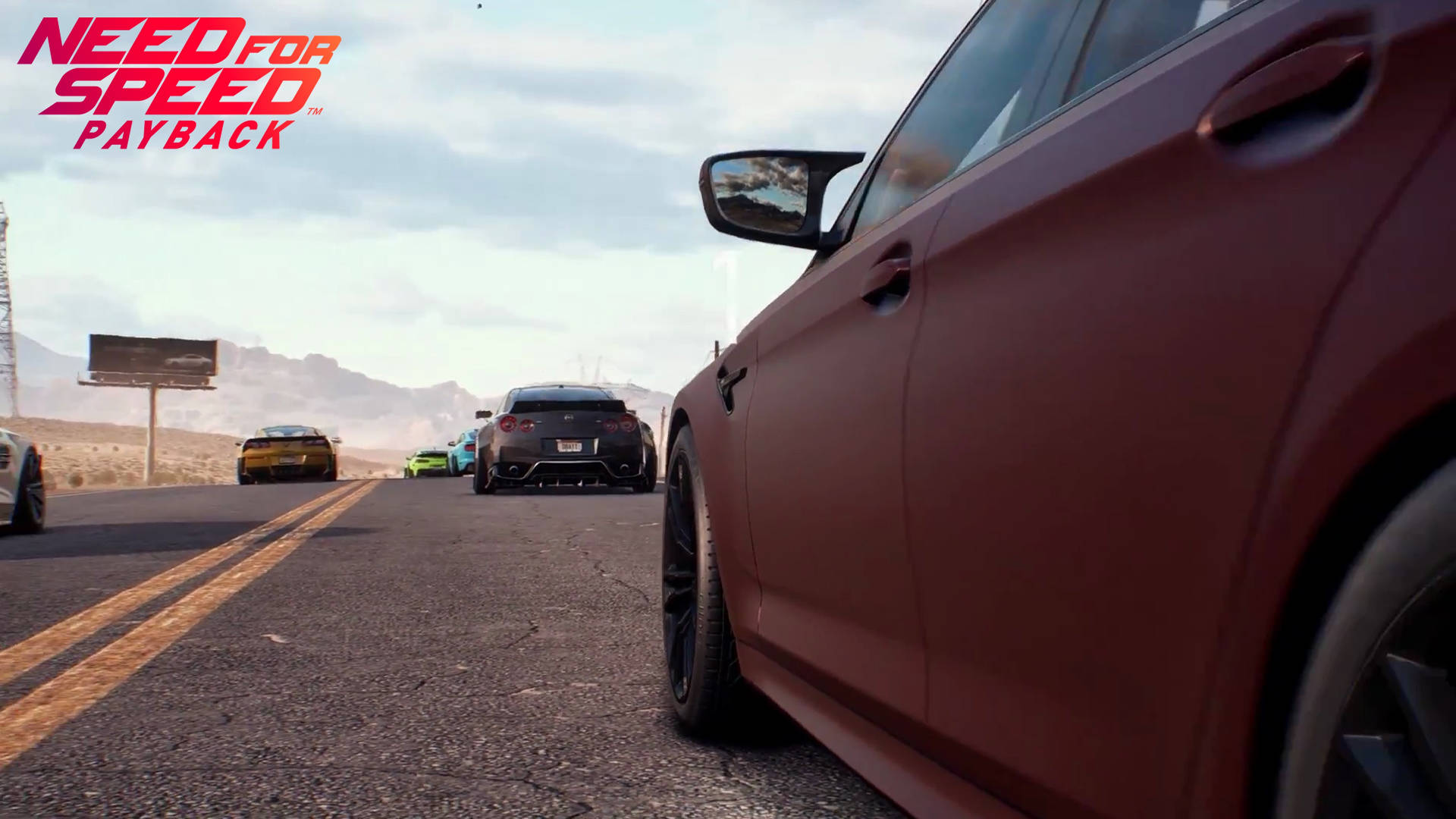 《Need For Speed Payback》城市賽道低角度視角 壁紙 — 一輛紅色跑車在沙漠公路上奔馳，其他高性能車輛在明亮的天空下揚起灰塵。