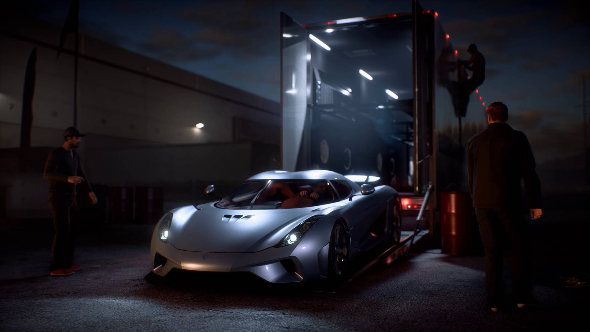 《Need for Speed Payback》貨車駛出 壁紙 — 一輛時尚的銀色超級跑車在車頭燈下閃耀，於黃昏時分駛出拖車，兩名男子在旁觀察。