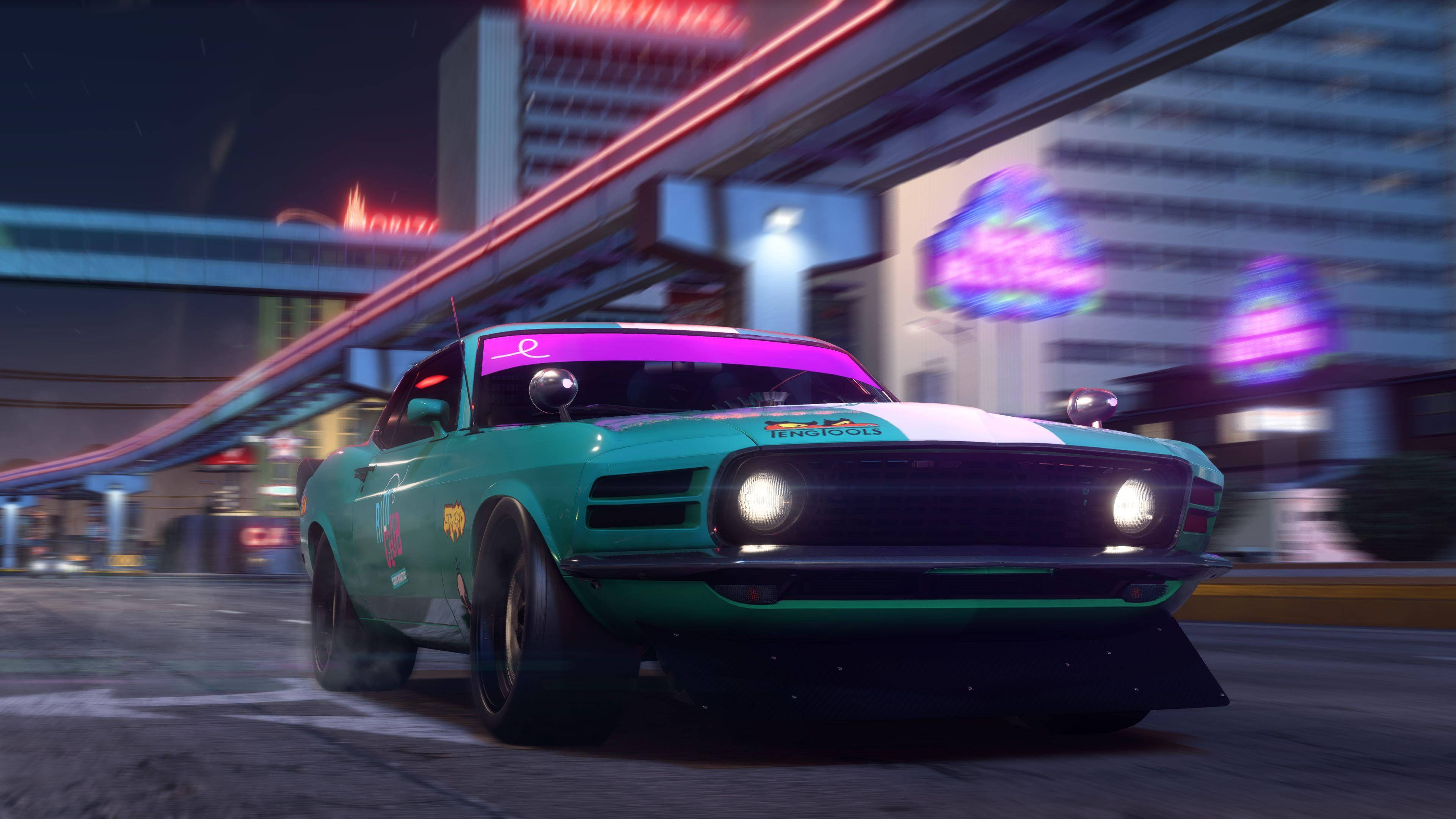 《Need For Speed Payback》青綠色道奇車 壁紙 — 一輛青綠色肌肉車在夜間穿過霓虹燈城市，帶有動態模糊和發光標誌。