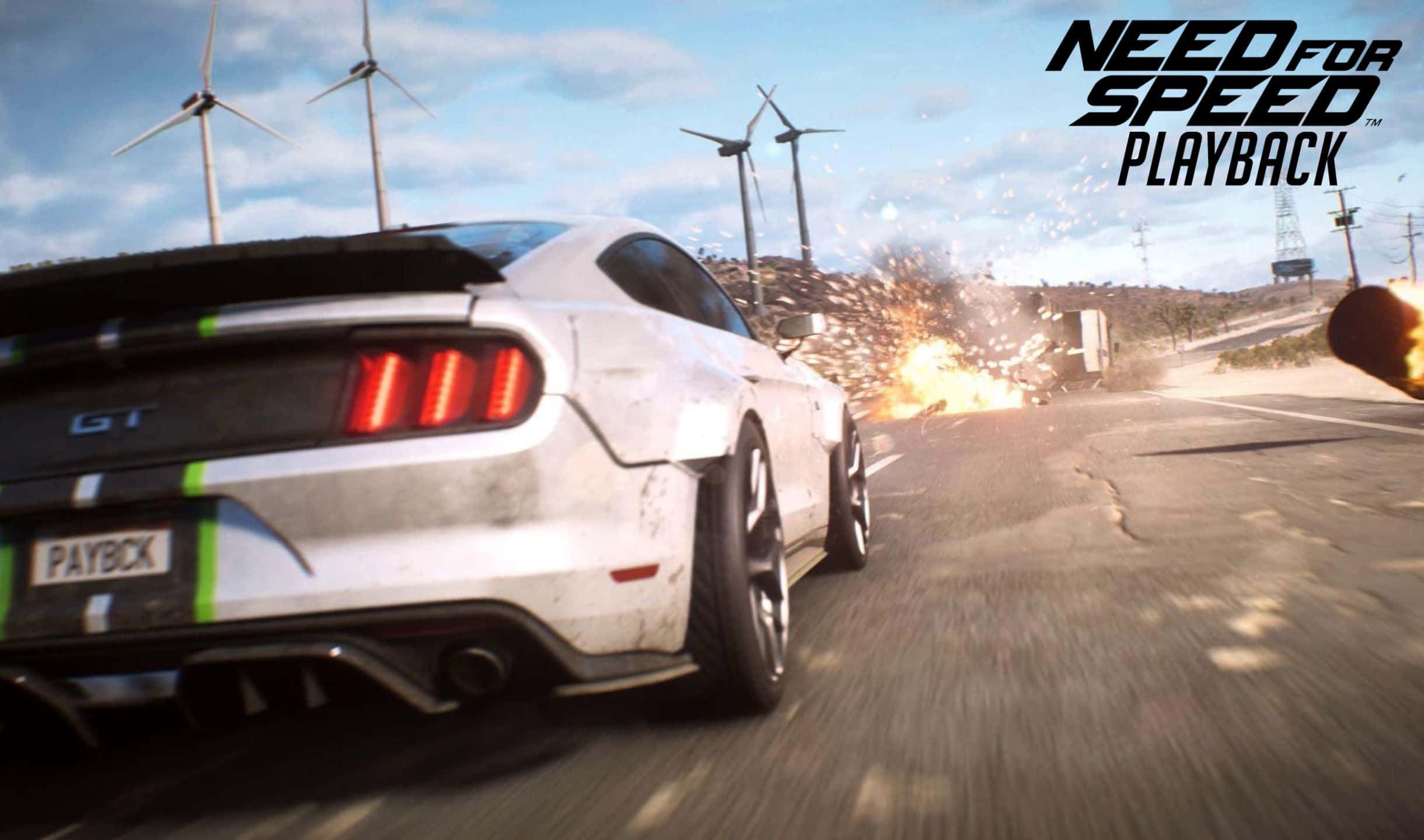 《Need for Speed Payback》中加速奪冠 壁紙 — 一架白色Mustang GT喺塵土飛揚嘅路上飛馳，背景有風力發電機，後面發生爆炸。