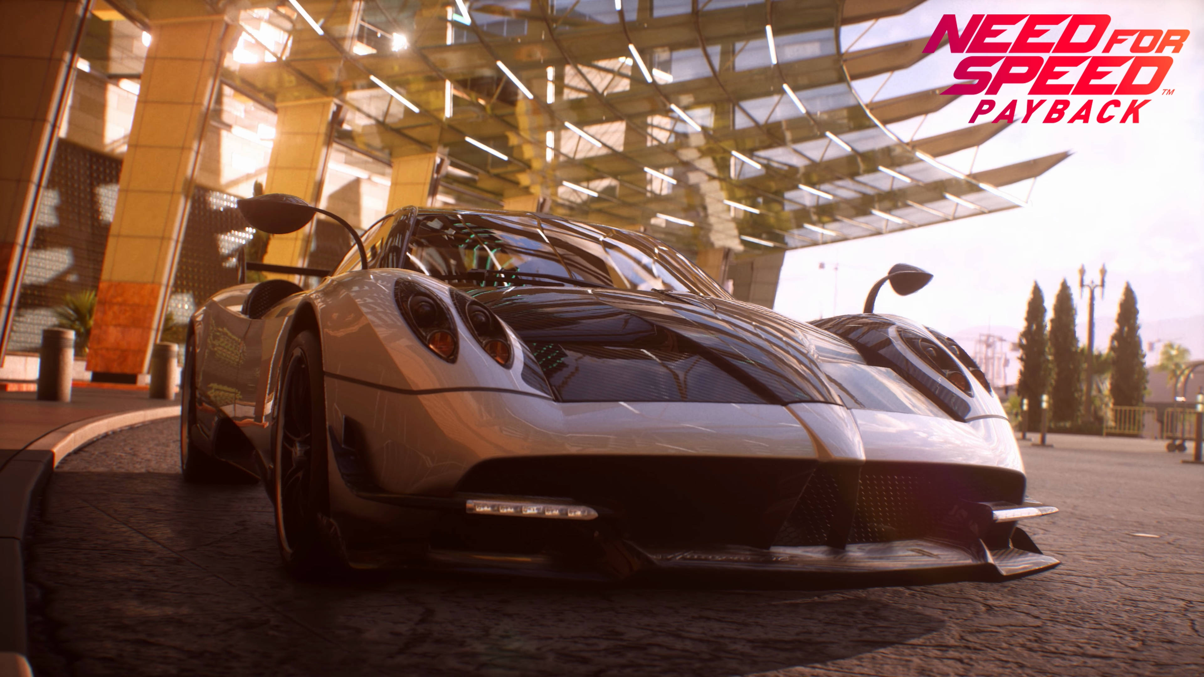 《Need for Speed Payback》帕加尼Huayra BC 壁紙 — 一架時尚的白色超級跑車停放在現代玻璃天篷下，溫暖的金色燈光投射出戲劇性的陰影。