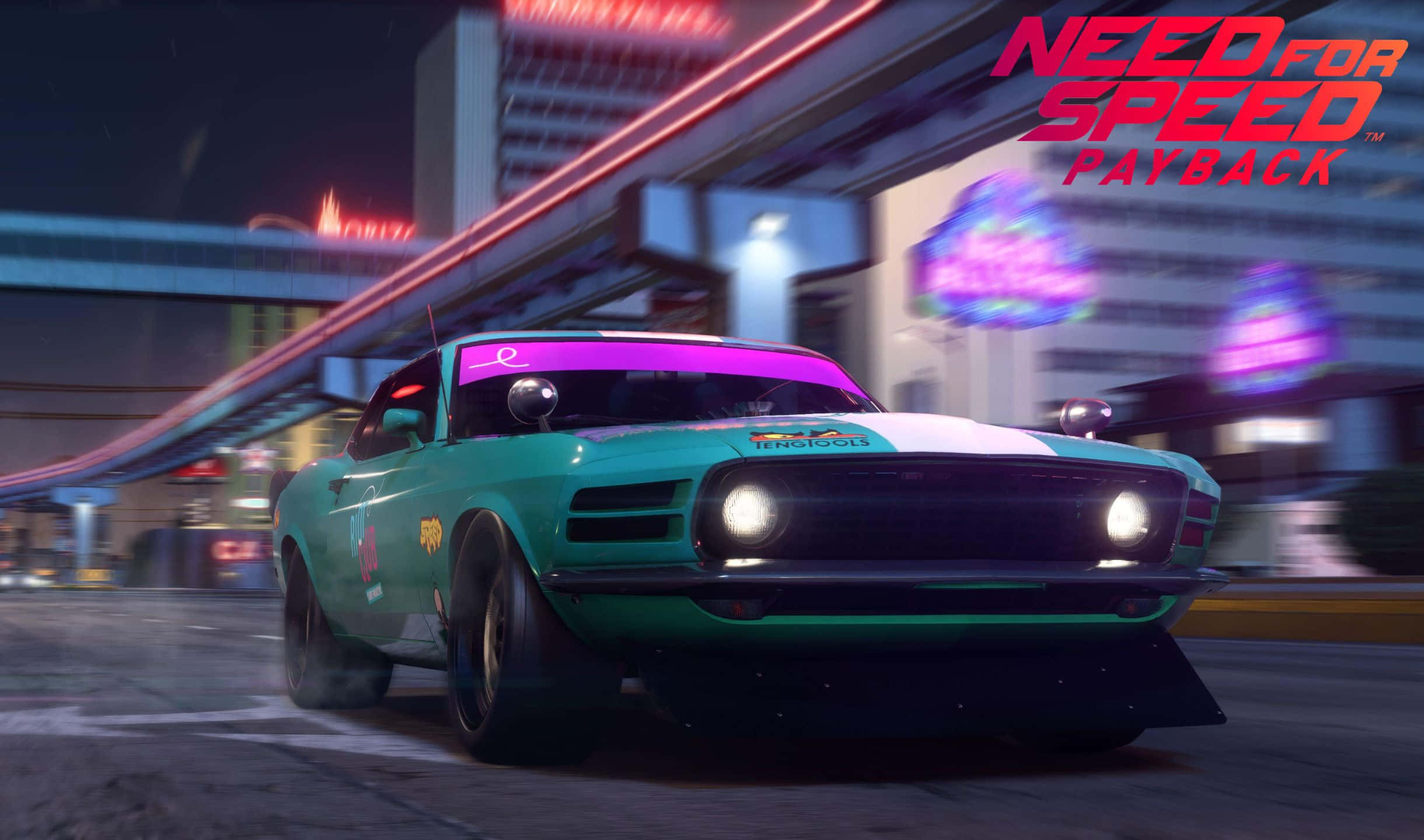 《Need for Speed Payback》駕馭夢幻跑車！ 壁紙 — 一輛青綠色肌肉車在夜間穿過霓虹燈城市，帶有動態模糊和發光標誌。