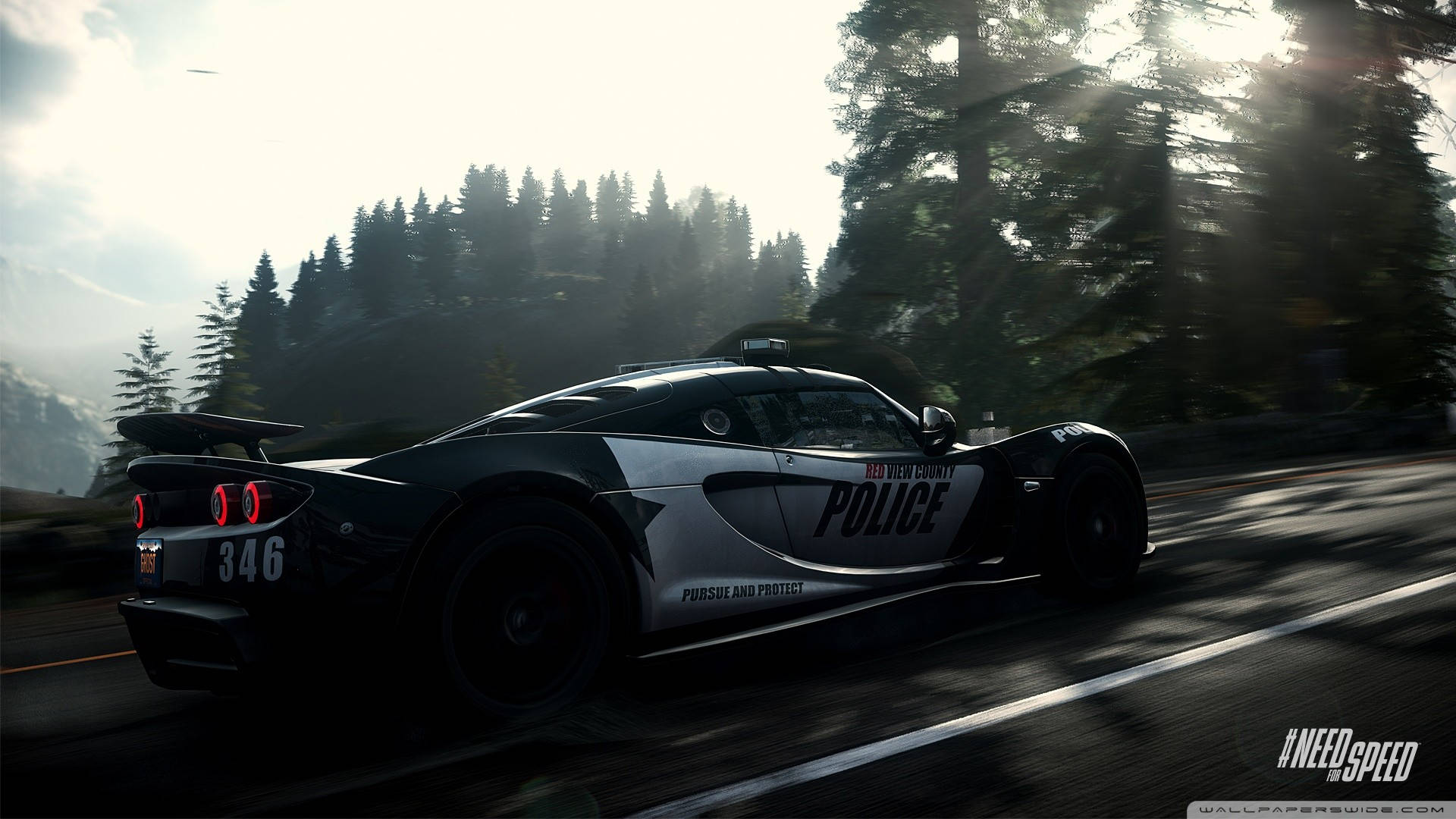 《Need For Speed Rivals》紅視縣黑色警車 壁紙 — 一輛時尚的黑白警用跑車在樹木茂密的山路上飛馳，陽光穿過樹林灑落。