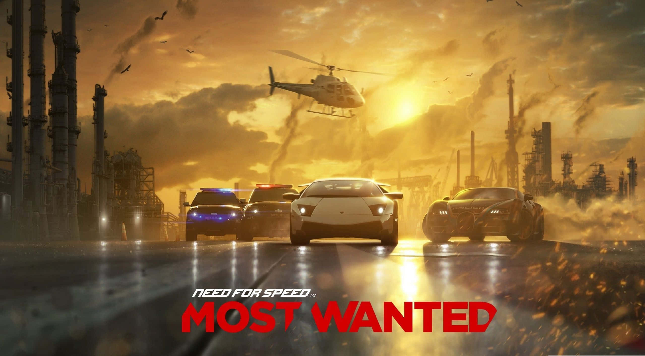 以最暢快的風格駕馭賽道 — 最佳《Need for Speed》遊戲 壁紙 — 一場高速追逐展開，豪華跑車在熾熱的夕陽天空下駛過工業塔樓，頭頂有直升機。