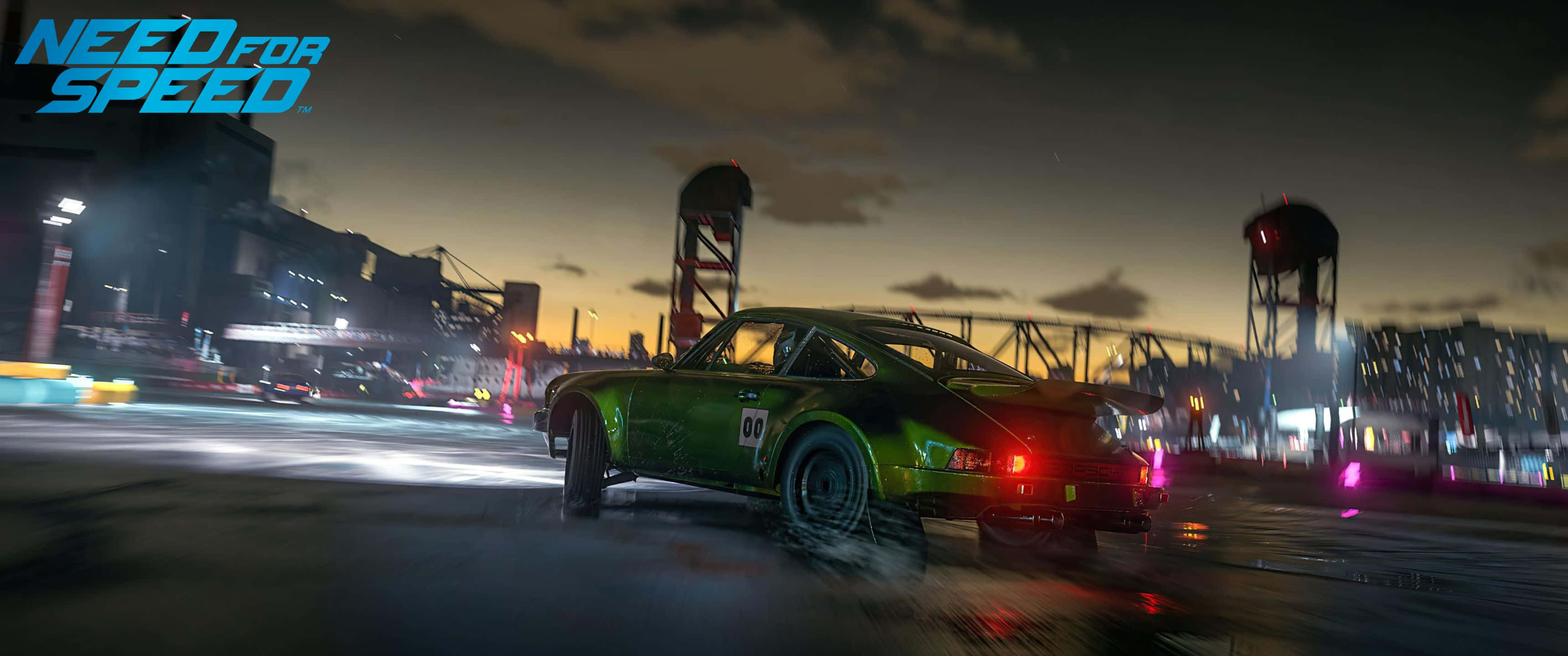 在《Need For Speed》中衝破人潮 壁紙 — 一輛綠色賽車在霓虹燈照亮嘅城市夜景中高速飛馳，帶有動態模糊同濕滑路面嘅倒影。