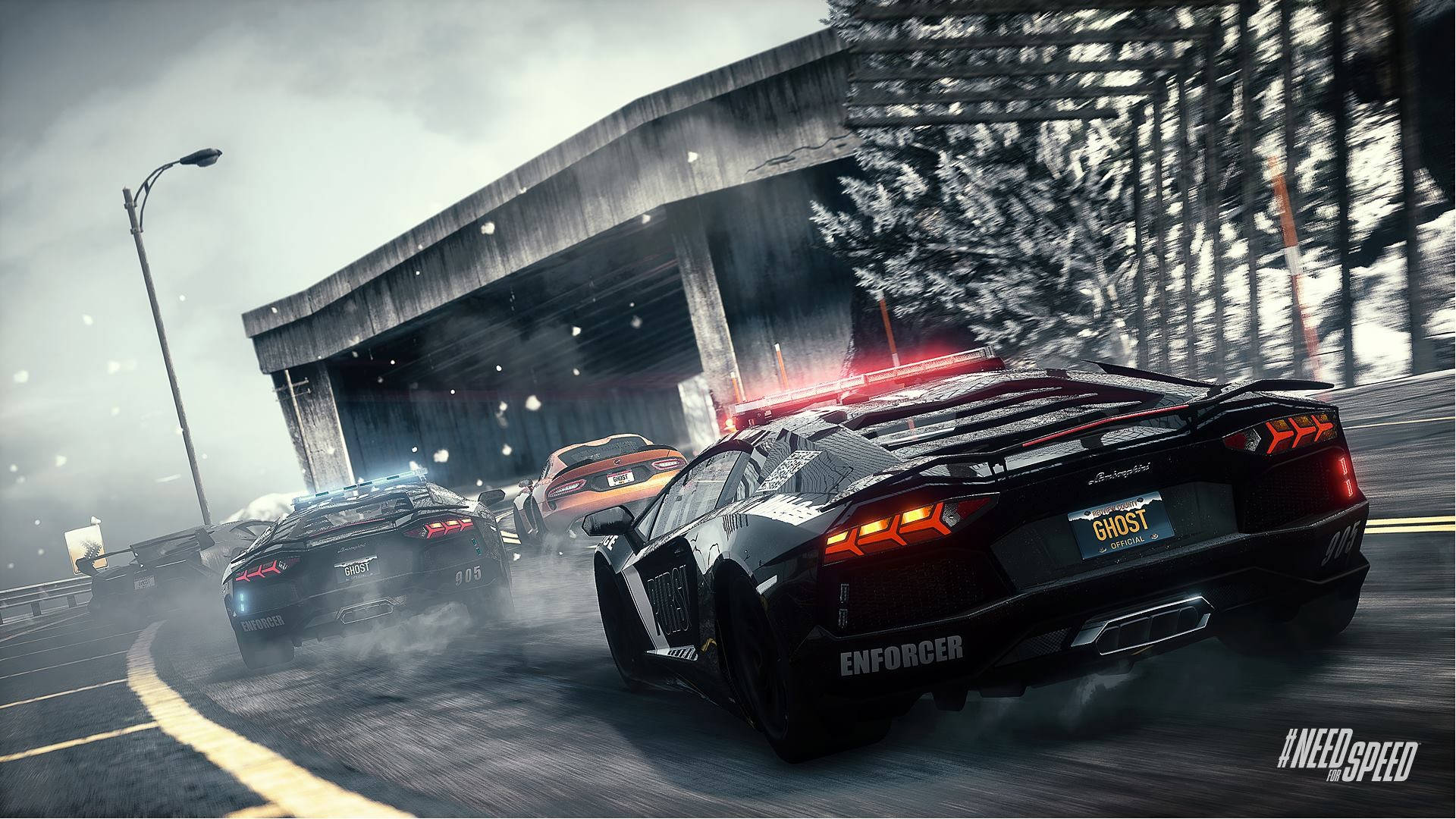 《Need For Speed》幽靈塗裝賽車 壁紙 — 一輛黑色警用林寶堅尼 Enforcer 在雪花飄落的積雪高架橋下追趕一輛紅色跑車。