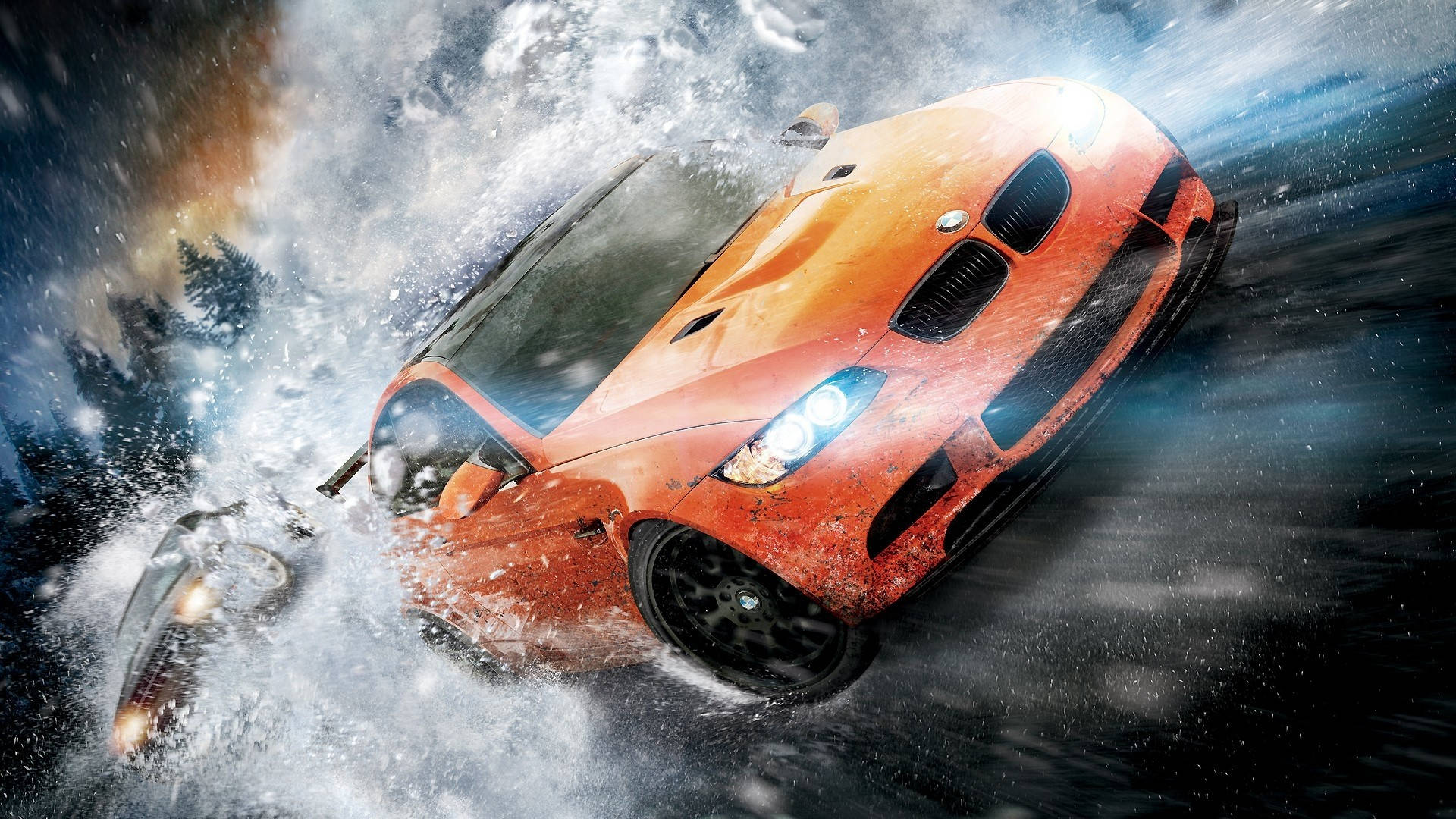《Need For Speed》橙色車輛水花四濺 壁紙 — 一輛充滿活力的橙色跑車在冰雪覆蓋的森林背景下，飛馳穿過冰冷的水花四濺。