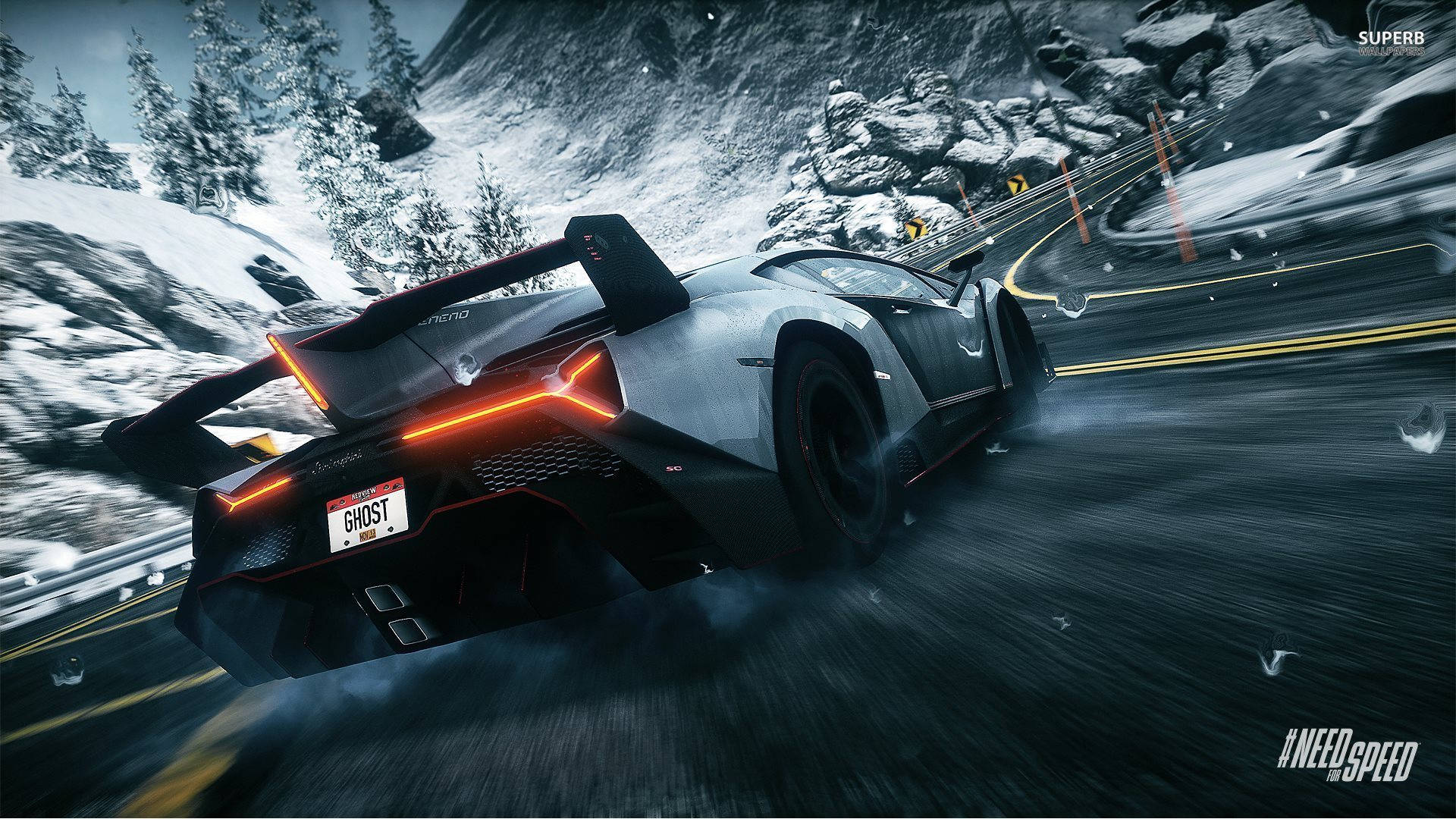 《Need For Speed》灰色蘭博基尼Veneno 壁紙 — 一輛銀色林寶堅尼Aventador在積雪的山路上飄移，橙色尾燈閃爍，雪花在空中飛舞。