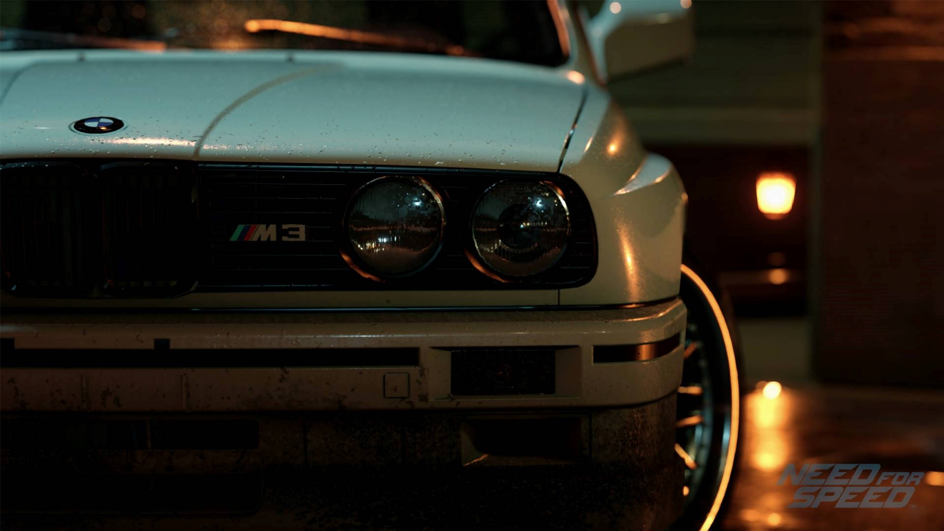 《Need For Speed》白色BMW M3 GTR 壁紙 — 一輛濕漉漉的銀色寶馬M3跑車在雨夜的城市場景中，在溫暖的路燈下閃閃發光。