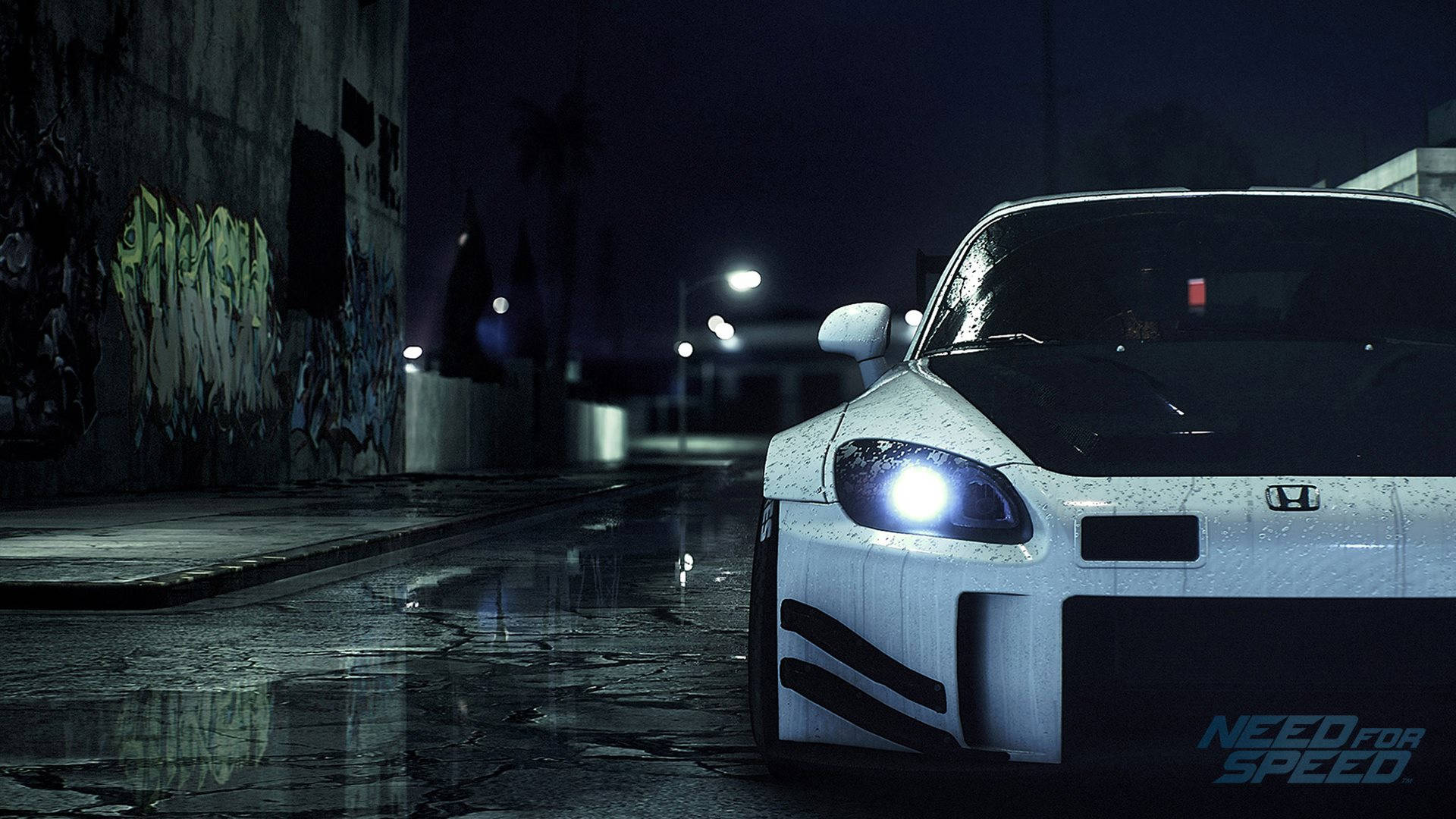 《Need For Speed》白色本田S2000 壁紙 — 一輛白色跑車亮著發光的車頭燈，在夜間沿著濕滑的市區街道飛馳，經過街燈和塗鴉牆。