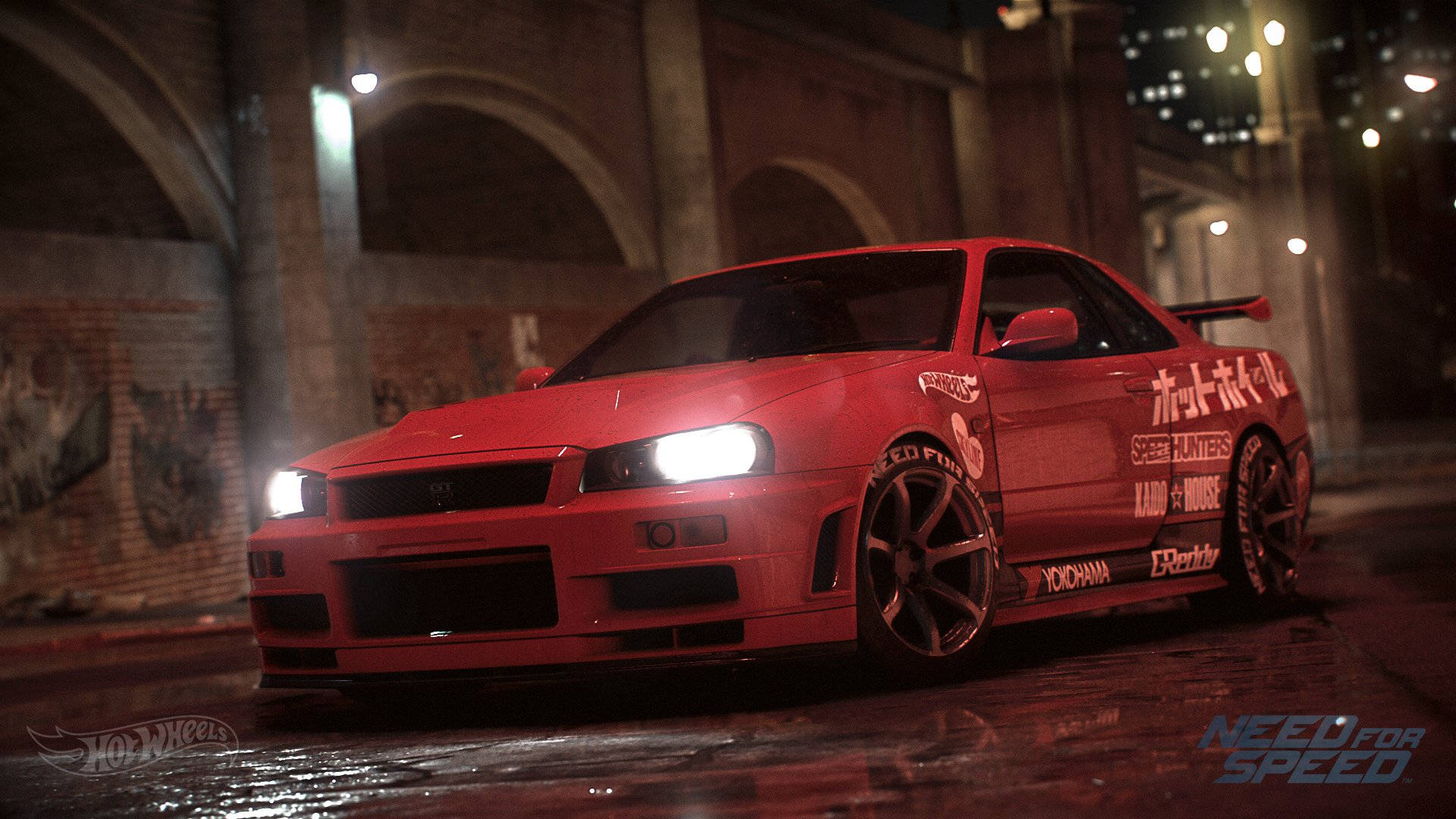 《Need For Speed》紅色日產Skyline GT-R R34 壁紙 — 一輛鮮紅色嘅飄移車帶住發光嘅頭燈，夜晚喺街燈下穿過濕漉漉嘅城市小巷。