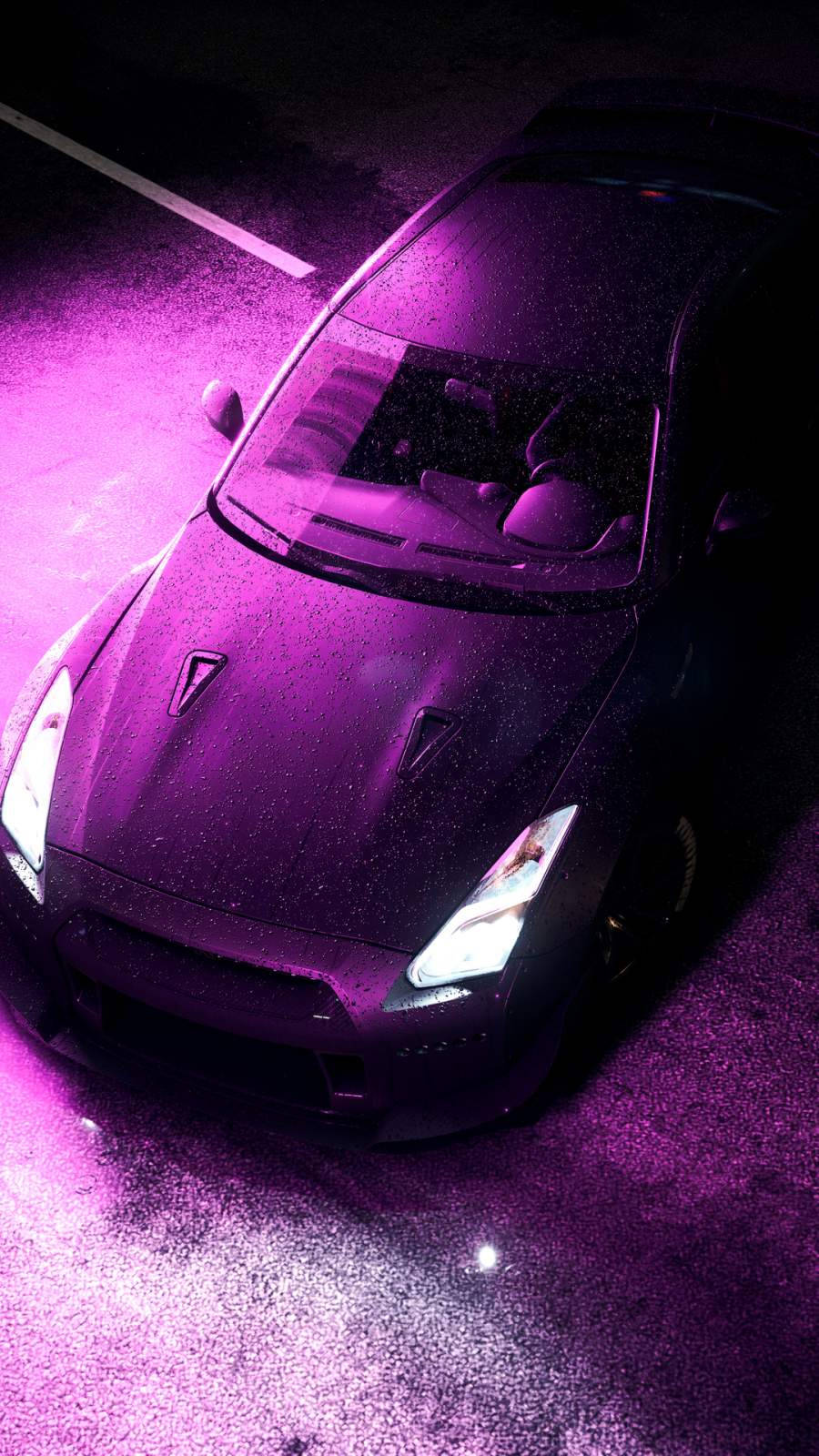 紫色霓虹燈反射在夜間停放在城市環境中的潮濕跑車上。