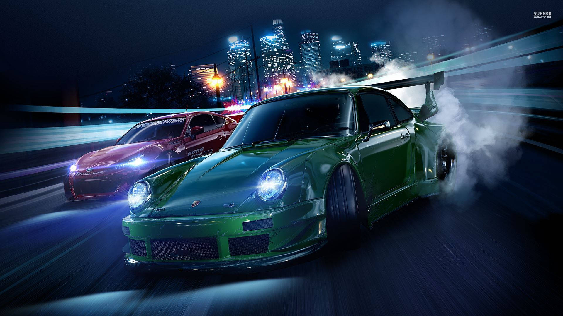 《Need For Speed》綠色保時捷911 Coupe 壁紙 — 兩輛高性能跑車在夜間穿過霓虹燈照亮嘅城市景觀，輪胎冒出滾滾濃煙。
