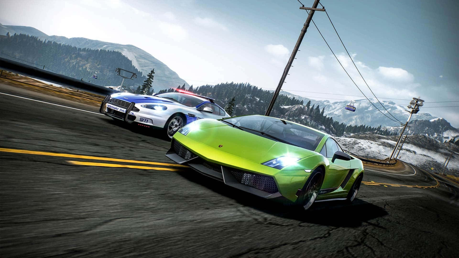 《Need For Speed》背景：蘋果綠賽車 壁紙 — 一輛青檸綠色的跑車在雪山和纜車背景下與警車在山路上競速。