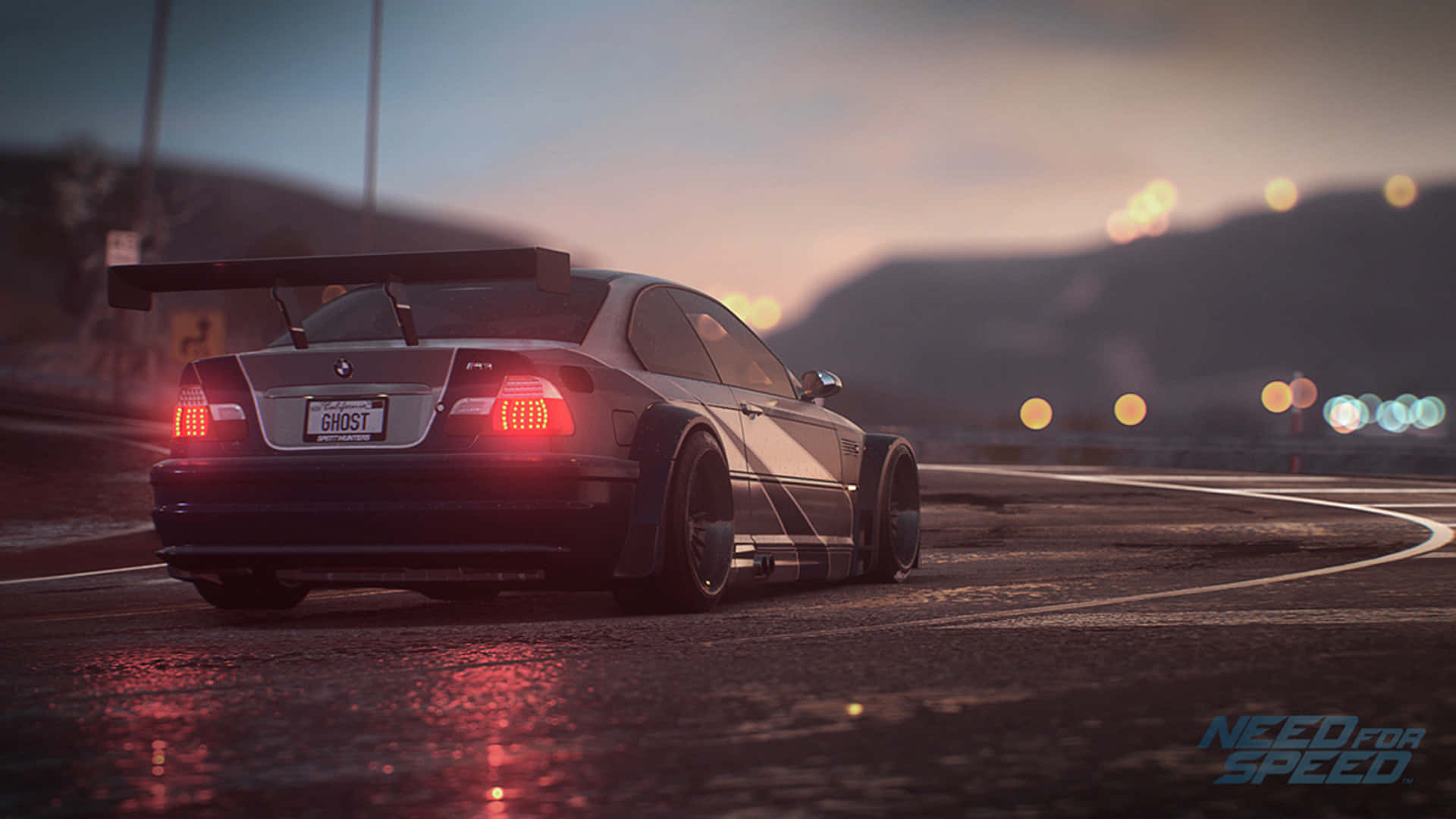 《Need For Speed》背景：BMW M3 E46 壁紙 — 一輛黑色寶馬賽車，帶有發光的紅色尾燈，在黃昏時分在潮濕的道路上行駛，背景是模糊的城市燈光。