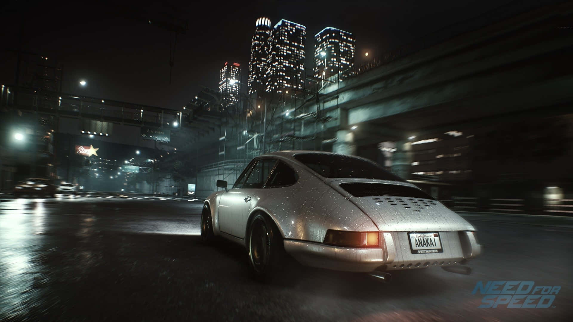 《Need For Speed》背景：銀色Porsche 911 壁紙 — 一輛銀色跑車在夜間飛馳於濕滑的市區街道，背景是閃爍的摩天大樓。