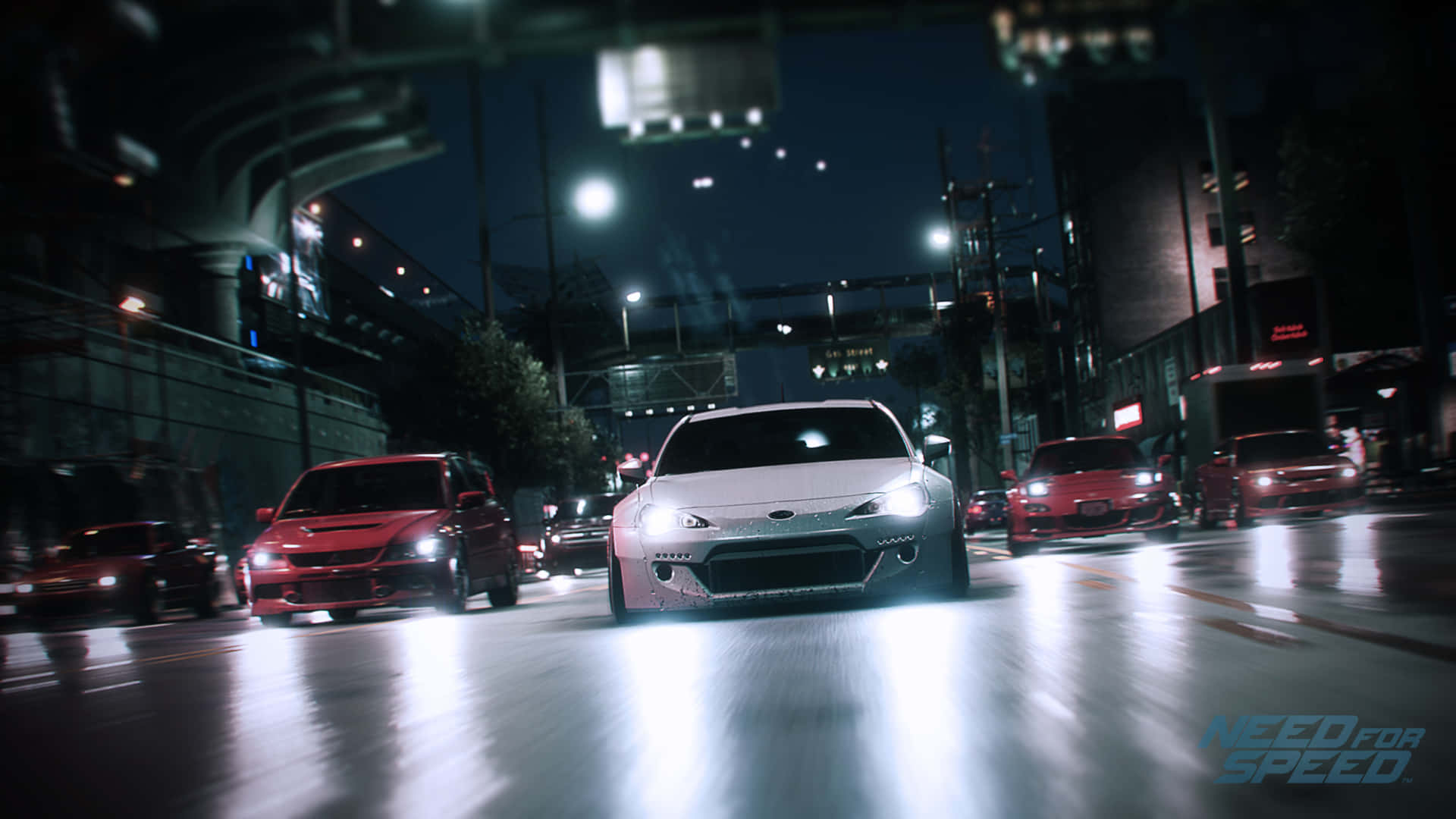《Need For Speed》背景：道路上的賽車 壁紙 — 一輛白色跑車在夜晚的霓虹燈城市街道上奔馳，兩旁有紅色汽車，濕漉漉的路面反射著燈光。